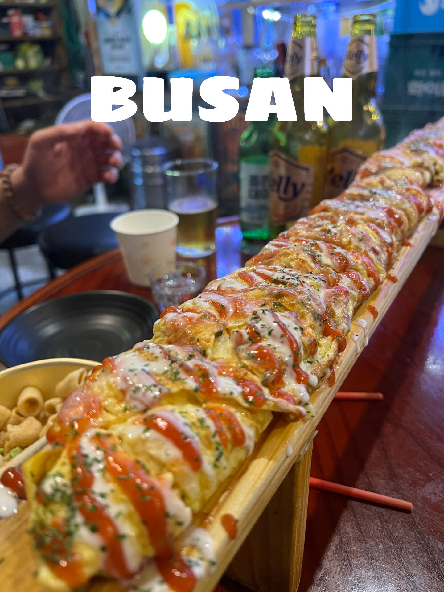 
                        釜山????//超愛小酒館??在韓國讀書生活的那段時光我最愛的就是這些充滿人情味的本土酒館????如果你有機會去釜山，絕對不要錯過哦！店主人超級熱情又風趣??雖然菜單上沒有中英文說明..但這不妨礙你去享受當地的飲酒文化！想要感受真正的韓式暢飲，這里是你的不二之選！想看更多精彩內容？快去YouTube搜索??「安柏想拍就拍」吧！?? ????地址：釜山東區超良中路 104-3#旅游攻略 ??#旅游Vlog #旅游 #攻略 #酒#釜山 #釜山行 #釜山旅行 #旅行 #韓國 #燒酒#釜山旅游 #釜山探店 #?? #韓式料理 #韓國小酒館#韓國日常 #安柏想拍就拍旅行記