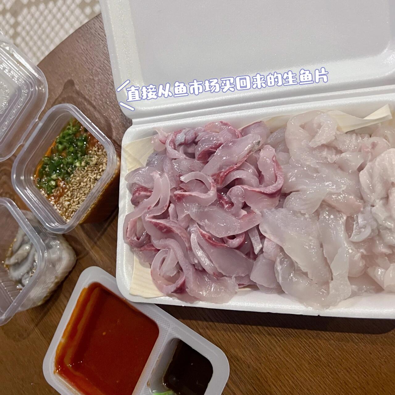 
                        ????釜山三天兩夜攻略｜必吃美食&咖啡店大合集-Part 1??隨著疫情預測顯示未來一個月情況依舊嚴峻，我們決定趁開學前，展開一場說走就走的釜山之旅。????好久不見，釜山！為了探索最新的美食趨勢，我們做了大量的研究，主打線路是各種美味佳肴和精品咖啡館??。接下來，就讓我?guī)阋黄鹂纯次覀兊拿朗持冒桑??第一天??1????????->??????????地址：?? ??? ??? 565-6 ????一下飛機??，首站必須是來一碗熱騰騰的豬肉湯飯！這家店離機場超近，24小時營業(yè)，人氣旺盛。雖然味道標準美味，但最大的賣點是肉多分量足，蒜香濃郁，完全對我的胃口??。另有一家YouTuber大推的??????，也在機場附近，不過我們?nèi)サ锰?，它還沒開門。2??????????->????? ????我們選擇的酒店位于廣安里附近，地理位置極佳，無論是前往海云臺還是影島都十分便利，正好處于兩者中間。酒店距離海灘只需步行兩分鐘，整體感覺非常滿意！3?????????->????????地址：?? ???? ???58?? 121 1?最近在韓國大火的??nashville hot chicken burger，之前在首爾????(LE FREAK)嘗過同款漢堡，那里的食材和環(huán)境更上一層樓；而釜山這家則以性價比取勝。老實說，味道差不多，主要是雞肉和面包有所區(qū)別，但兩家我都很喜歡！4????????->?????????地址：?? ???? ????186?? 37漢堡和咖啡店就在附近，???簡直是個隱藏寶藏??。據(jù)說是韓國年輕人最愛的新熱點，給人一種釜山版圣水洞的感覺，個人甚至更偏愛這里！??走幾步就能發(fā)現(xiàn)超多獨特又美觀的店面。這里的咖啡店數(shù)不勝數(shù)，我們最終選擇了這家因為它的貓咪??和美味的??? ????。超級推薦??在做攻略時，還發(fā)現(xiàn)了附近有好幾家值得打卡的咖啡店，隨便走進哪一家都不會失望。5?????????->???->??->???離開咖啡店后，我們直奔青沙浦，沿著海岸線一路走到了海云臺，邊走邊拍，不知不覺就到了傍晚。6?????->??????地址：?? ??? ????? 1 (40? ????)因為我們倆都不是很餓，決定買些生魚片??帶回酒店享用。找到了這家性價比很高的店，兩個人只需3-4萬韓元就能吃得很好，店家還免費提供了生章魚小菜。未完待續(xù)……#釜山行 #釜山探店 #釜山美食 #釜山攻略