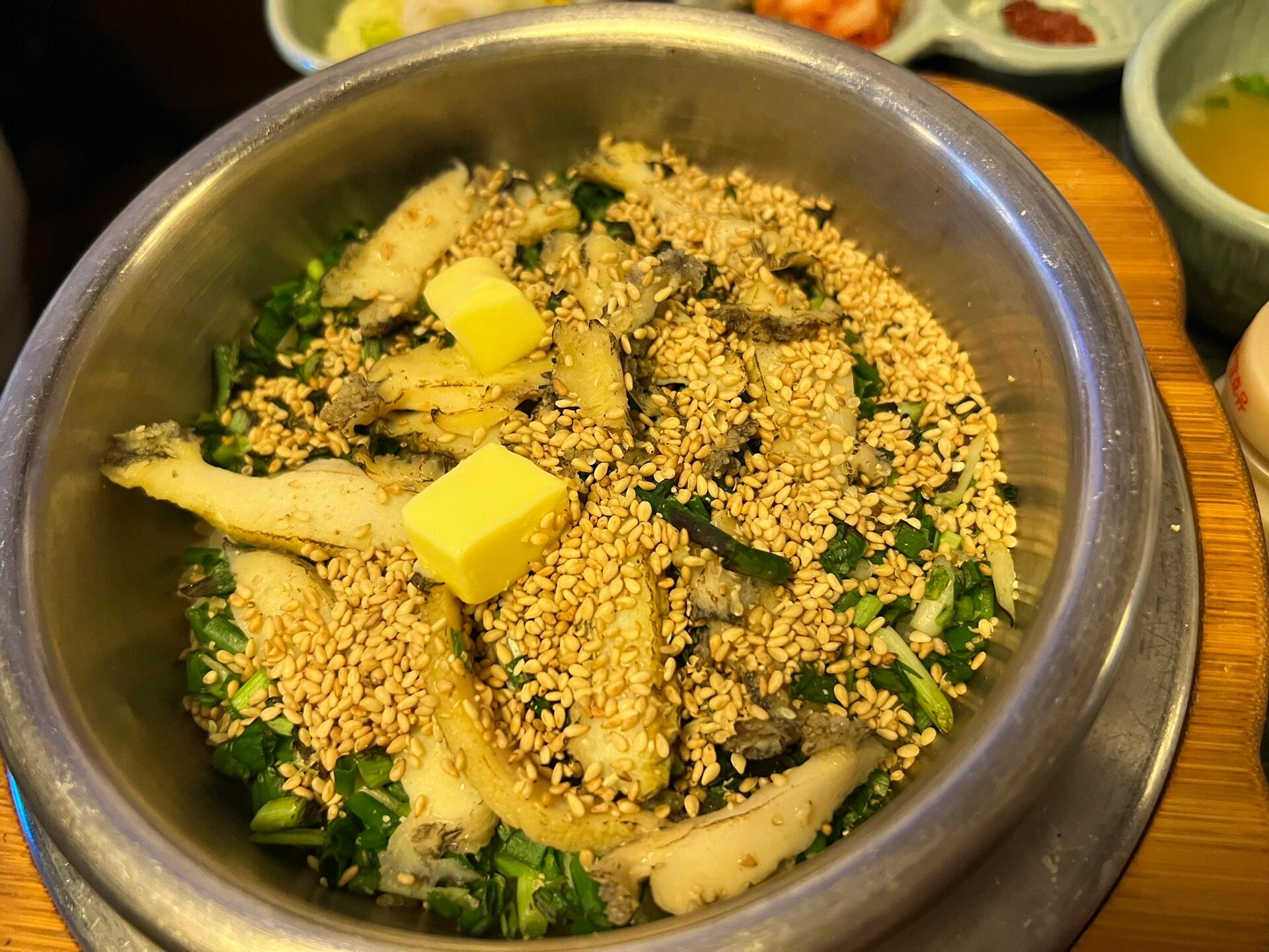 
                        ??首爾漢南洞美食探店：釜飯排隊取號小貼士??#探店 #韓餐 #首爾美食 #排隊取號 ??《釜飯》排隊小竅門來啦！在首爾想要品嘗地道美食，排隊取號是個技術活兒！特別是韓國的餐廳，需要留下手機號。但別擔心，中國手機號在這兒用不上，我來教你正確的取號姿勢！??首爾的電話號碼都是以010開頭，接下來是隨機的7位數(shù)字。取號時，你只需隨意輸入7位數(shù)字，比如我就輸入了000-0111。拿到號碼牌后，記得不要走太遠哦！叫號通常是直接念出數(shù)字，如果沒人回應，他們才會撥打電話。所以耳朵要豎起來，不要錯過叫號哦！????