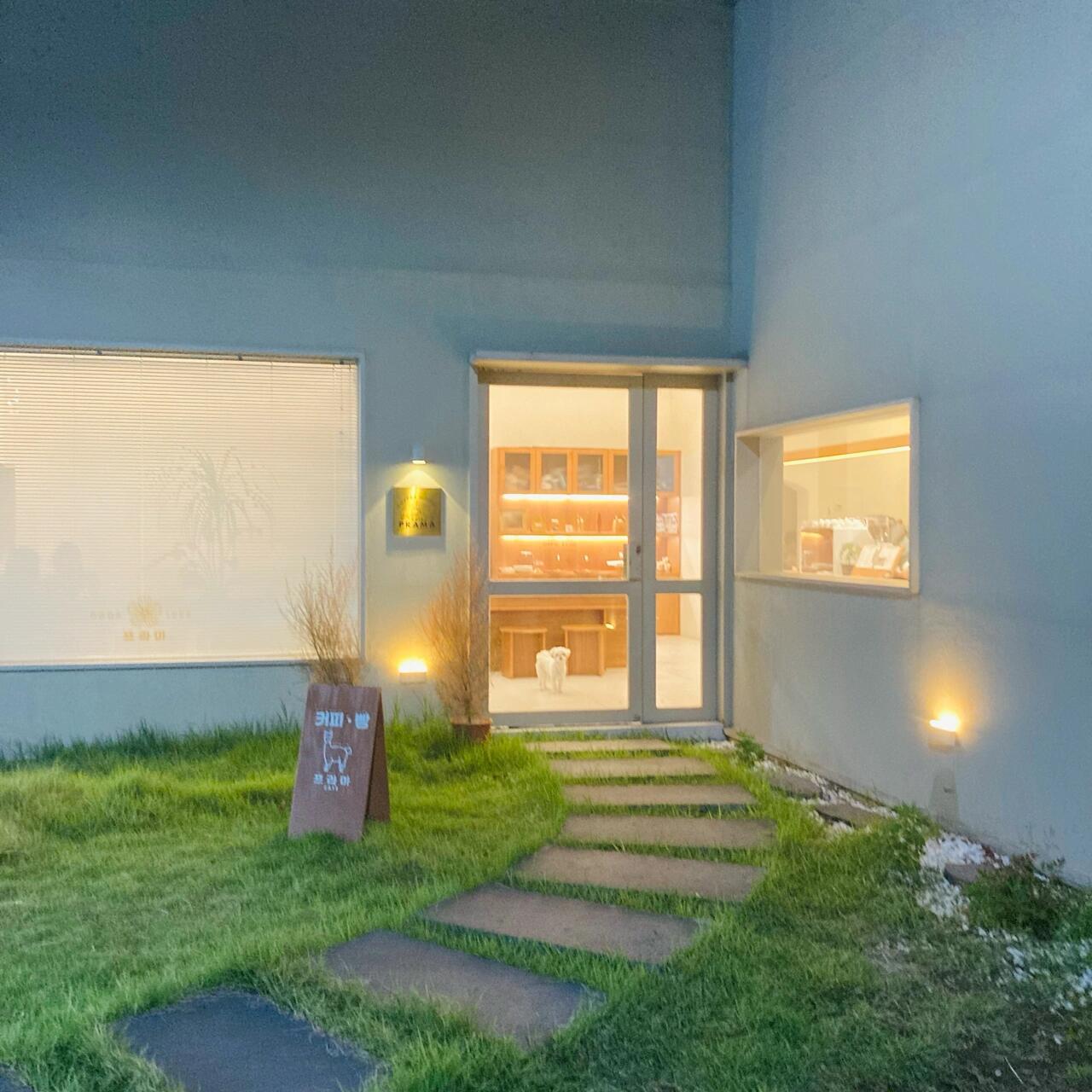 
                        探秘韓國大邱市的狗狗??咖啡館-?????體驗分享?探店地點??：?? ?? ????? 696-7今日嘗鮮??：超級抹茶拿鐵 ???????，價格只要6.0！店內(nèi)環(huán)境???：超級愜意，狗狗們超級可愛，整體氛圍超贊，而且拍照效果棒棒噠！我的推薦指數(shù)：三顆星全亮??????#韓國大邱 #大邱必去 #大邱旅行必備 #咖啡館探店日記 #美食探店 #日?？Х葧r光 #韓國咖啡館探秘 #韓國風情咖啡館