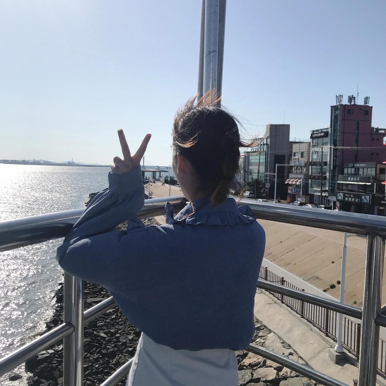 
                        ?? 地鐵的終點站，竟然是一片海的故事～ ??在烏耳島追逐日落的美景，簡直是視覺盛宴呀！??意外發(fā)現(xiàn)，在仁川的邊際，一條地鐵線竟然通向了一片海的懷抱！周末時分，我和海琪帶著探險的心情前往，驚喜連連！??抵達時鐘指向下午兩點，我們決定在便利店搜羅超大包蝦條，作為海鷗的點心。盡管我們倆對于海鷗啄食時不小心觸及手指的念頭忐忑不安，但那份緊張感也是樂趣的一部分，哈哈哈。??海洋的蔚藍深邃，海風的猛烈無情，讓我們這兩個只穿單衣的游子幾乎要被凍僵了??。沿著海岸線漫步，隨手拍照，游客稀少，讓人倍感寧靜。不知不覺間，太陽開始西沉，潮水漸退，露出了一片廣闊的泥潭。我第一次見到這樣的景象，而且還能360度無死角地欣賞日落，那份溫柔美好，讓人覺得坐兩個多小時地鐵的辛苦全都值了！#韓國烏爾島 ????#仁川旅游 ???