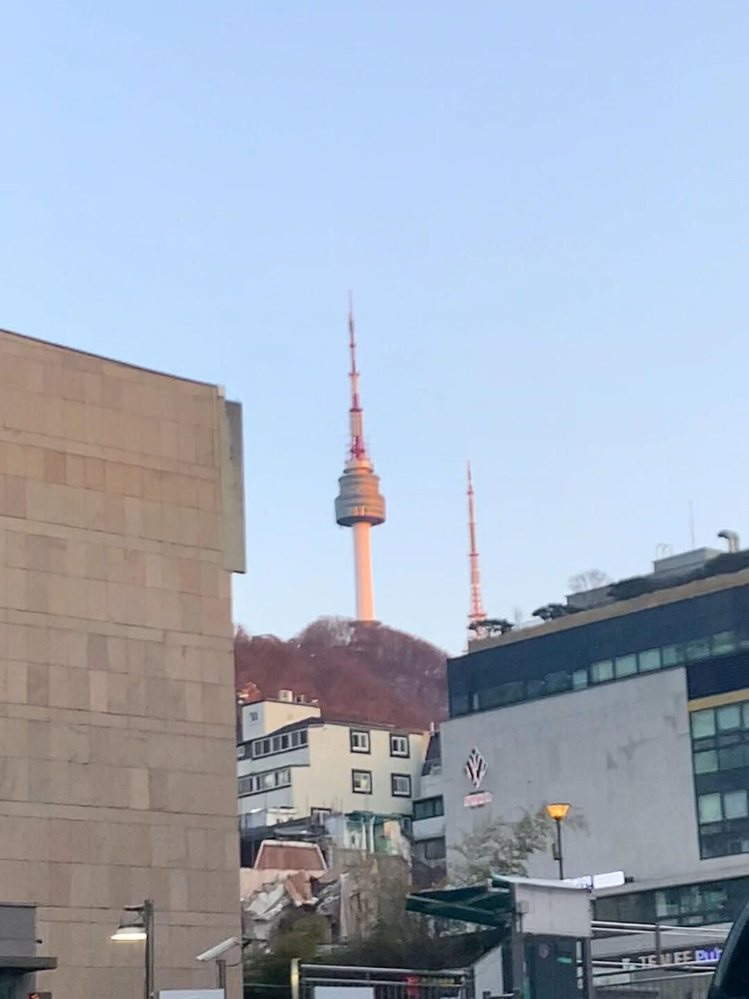 
                        韓國???? | 日常 | 藍色大海的傳說??南山塔今天偶遇了傳說中的浪漫地標——南山塔?仿佛穿越進了《藍色大海的傳說》的場景，想象自己就是那位美麗的人魚公主???♀?沈清，與帥氣的許俊宰在這里浪漫邂逅，不禁讓人心動??（記得他們就是在這里約會時發(fā)生了那個小意外吧??）下一站計劃探訪許俊宰的家，追尋劇中的足跡??滿滿的回憶，決定再次回味那份感動，三刷走起！??(っ?з??????#韓國 #留學韓國 #韓國留學日常 #藍色大海的傳說 #大海 #首爾南山塔 #李敏鎬 #全智賢