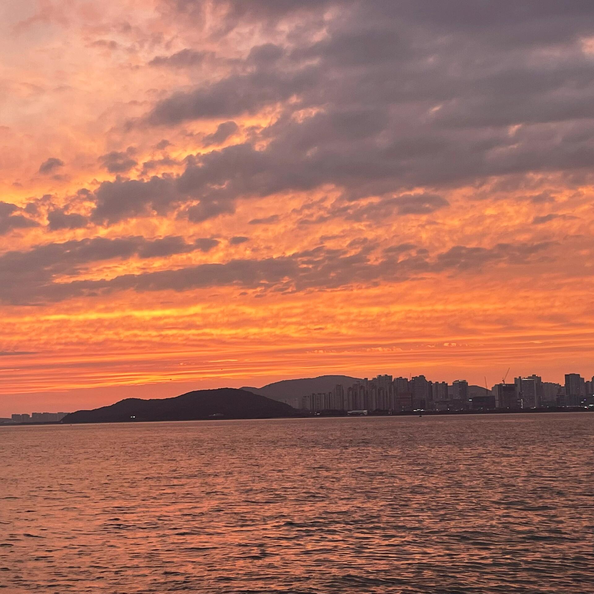 
                        探索韓國仁川的寶藏??月尾島??? | 完美一日游指南??探索韓國仁川的寶藏??月尾島??? | 完美一日游指南??小長假或周末想要逃離城市喧囂？月尾島等你來探索！一大早，乘坐地鐵1號線直達仁川站，然后換乘公交直達月尾島主題公園，開啟你的探險之旅！??沿著海岸線，你會發(fā)現(xiàn)琳瑯滿目的烤海鮮店，尤其以貝類和蝦為主。我們選擇了口碑極佳的?????????海鮮自助，新鮮活躍的海鮮讓人垂涎三尺！??飽餐一頓后，乘坐游輪前往對岸的小島。不妨在上船前買些蝦條，喂食跟隨游輪的海鷗，體驗與自然親密接觸的樂趣。記得查好最后一班回程船的時間，別錯過回家的路！??抵達對岸小島，不妨訪問一家名為??????的咖啡廳。坐在五層露臺的沙灘椅上，一邊品嘗美味的菠蘿果汁，一邊欣賞無敵海景，絕對是享受生活的最佳方式。??別忘了月尾島的日落美景，那是你絕不能錯過的自然奇觀。在夕陽的余暉中，留下你的剪影，定格這一刻的美好。??如果你帶著孩子，或者自己心中還住著一個孩子，那么旁邊的游樂園絕對是你的天堂。海盜船、摩天輪、旋轉(zhuǎn)木馬、disco pangpang...盡情享受吧！傍晚時分，還有各式各樣的手持煙花和仙女棒，讓你在夜幕降臨時，拍下那些閃耀的瞬間。??結(jié)束一天的快樂時光，帶著滿滿的回憶和美照，搭乘公交或地鐵回家。如果你渴望海的擁抱，但又無法遠行，月尾島是你的理想之選。#一日游 #仁川月尾島 #韓國旅行 ?????