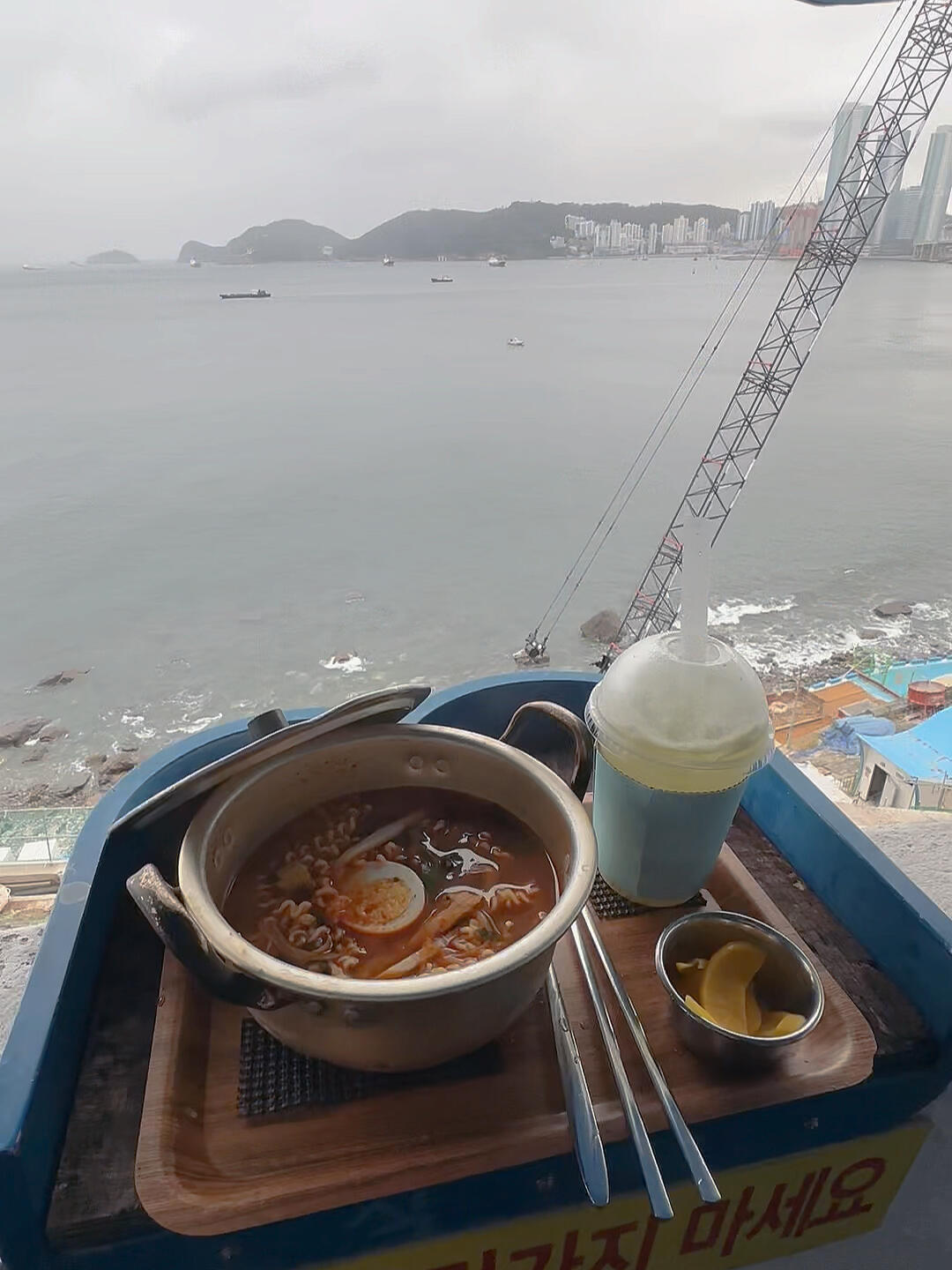 
                        ?????? 海邊享用韓式泡面的樂趣大家好呀！?? 今天來分享一個超有趣的體驗：在海邊吃韓國泡面！????想象一下，海風輕拂，波浪聲伴隨著你慢慢享受著熱騰騰的泡面，是不是超級愜意？?? 我在釜山的海邊嘗試了這樣的體驗，簡直不能更棒！如果你們也有機會來到釜山，一定不要錯過這樣的獨特美食體驗哦！#韓國美食 #海邊泡面 #釜山海邊 #美食探索 ?????