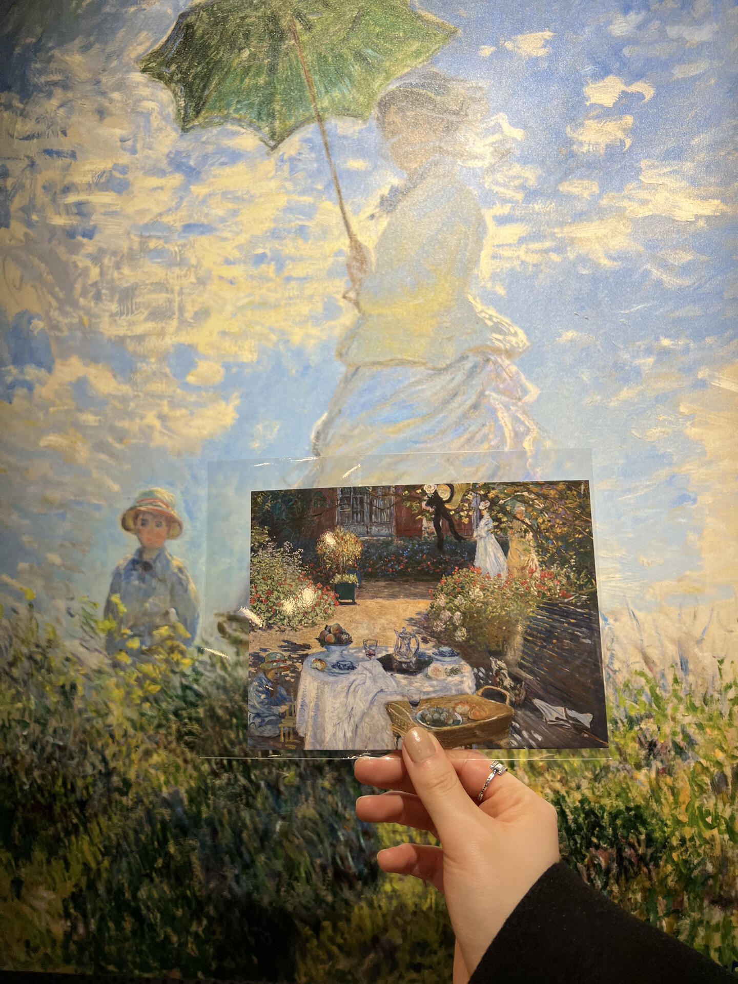 
                        ????首爾看展｜MONET INSIDE???莫奈燈光畫展??展名：MONET INSIDE (?? ????)???????藝術大師：莫奈??門票：在Naver預訂，每張15000???地點：首爾中區(qū)南大門路73號AvenueL 9層 ?????? ??“??? ?? ??? ??” — 剎那間的光輝，封存永恒的瞬間?這是展覽的主旨，帶你沉浸在莫奈的世界里，感受他一生的藝術歷程。展覽包含了15分鐘的拍照時間????，讓你有機會多次欣賞并留下美好回憶。不僅如此，現(xiàn)場還有莫奈的畫作周邊商品，包括明信片和海報等，絕對值得一游！???#韓國看展 #首爾看展 #藝術展打卡 #明洞 #莫奈 #莫奈花園 #莫奈睡蓮