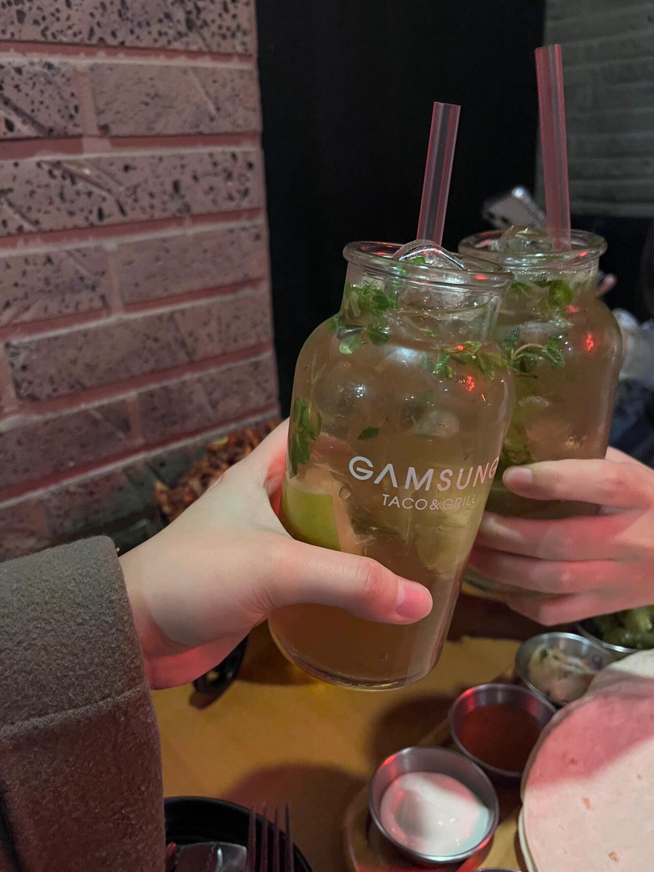 
                        ????探店| 把閨蜜饞哭了的Taco??墨西哥卷餅韓國戀綜打卡過的感性Taco??有很多分店，我們來的是新沙洞的店閨蜜來過一次后念念不忘都饞哭了2人份兩個肥妞居然吃不了還剩下一些肉肉好多??服務員會看著辦一直免費??卷餅味道超贊??我們又點了莫吉托??非常解膩兩人份套餐：?? ??? ??? 38000韓元莫吉托：??? ??? 9000韓元?店名 ???? ???地址 ?? ??? ????162? 31營業(yè)時間 11.30-22.00?#周末探店 #韓國旅行 #探店 #網(wǎng)紅店 #韓國美食 #taco #墨西哥美食 #墨西哥卷餅 #新沙洞林蔭路 #莫吉托 #????