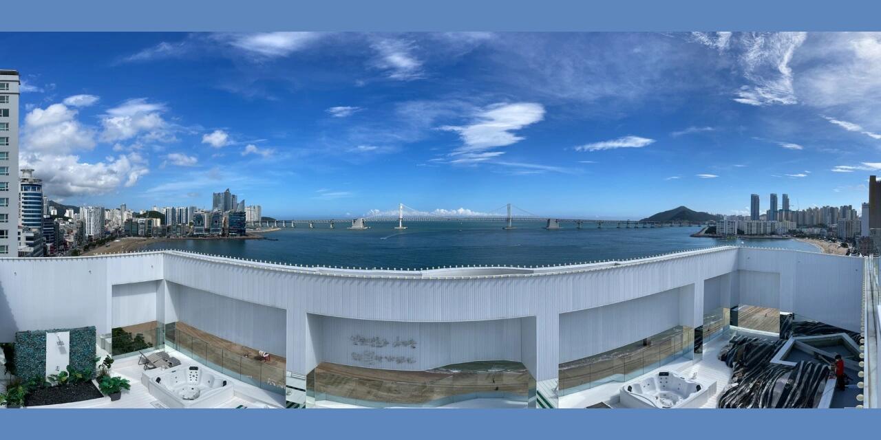 
                        ?? 釜山行必訪的夢幻咖啡館：廣安里的天堂階梯 ?????? 位于釜山廣安里海灘邊的星床（???）咖啡館，是那家在網(wǎng)上超火的hotel 1的一部分哦！?? 走進這家以純凈白色為主調(diào)的咖啡館，搭配著高大的落地窗，一覽無余的海景仿佛藍寶石般熠熠生輝，瞬間讓人心情放松，仿佛置身天堂。?? 這里的座椅多種多樣，面朝大海，但最吸引人的還是那些軟軟的床位！即便不是為了天堂階梯而來，單單為了躺在這里看海景，也是超級享受的體驗呢！?? 天堂階梯就在樓頂，酒店的客人可以直接用房卡從9樓上到10樓的露臺，而咖啡館的顧客則可以在柜臺用證件換取臨時卡哦。?? 這里并不是傳統(tǒng)的咖啡館，而是自助式的！有咖啡機，可以自己泡麥片，還有蛋糕和小零食可以享用，既自助又自在。??自助費用加上一次性拖鞋，每人只需12500韓元！#釜山旅行 #旅行心得 #咖啡館探店 #廣安里海灘 #釜山自由行 #韓國風情 #韓國旅游 #韓國必去