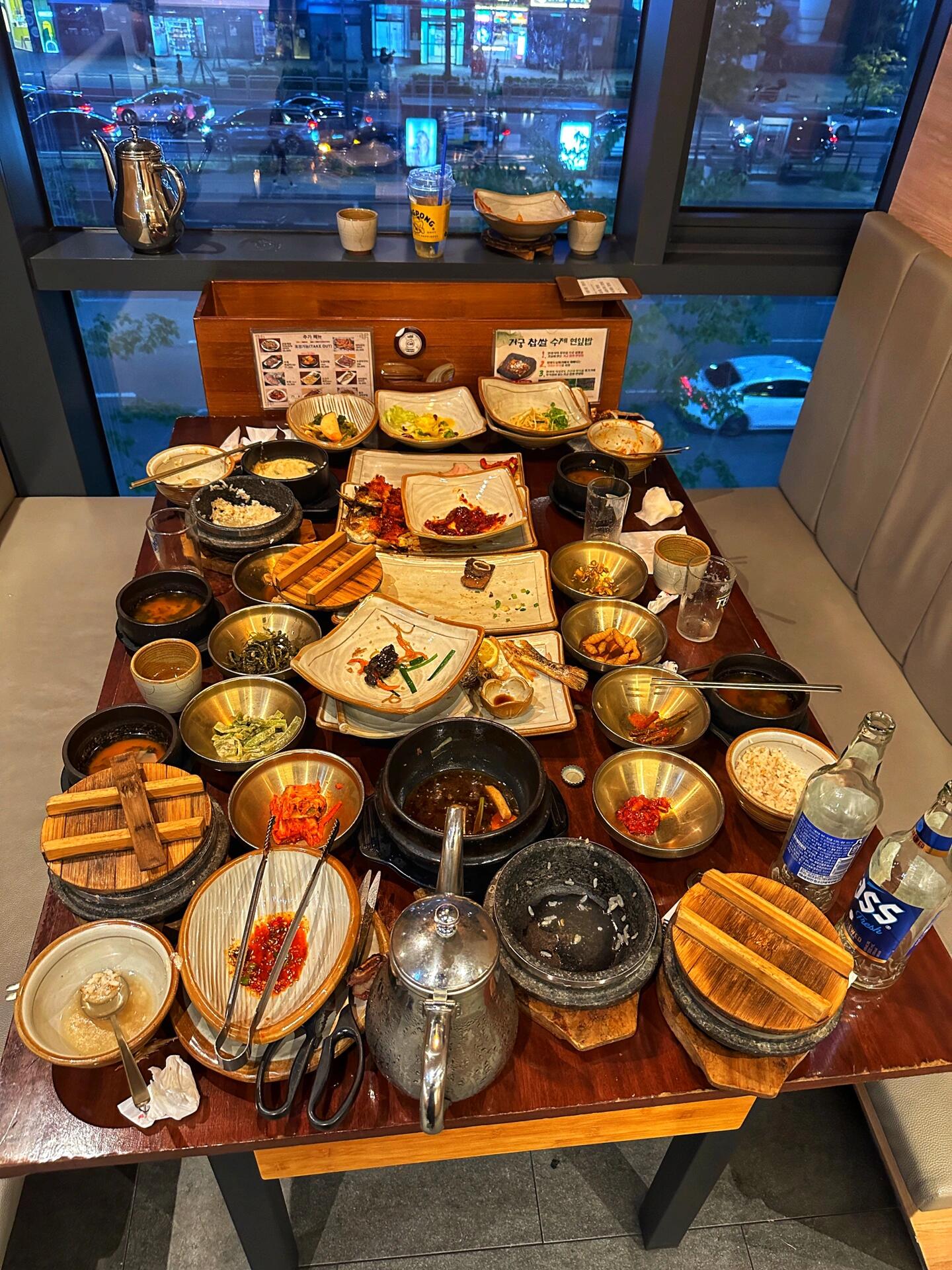 
                        探索首爾的美食寶藏??：韓國定食的奇妙之旅??終于發(fā)現(xiàn)了！真的太美味了??下一次來首爾，這家店必須再來！韓國人吃飯的香氣四溢，真的太吸引人了～那一大口米飯，簡直是滿足感爆棚！這次我嘗試了一家很有名的韓國定食店，位于一個商場的樓上，告訴你們哦，不只是日本有定食，韓國的定食也超級贊??！是由多種小菜組合成的套餐，想想以前只有朝鮮王朝的君王才能享受的宮廷料理，現(xiàn)在我們也能品嘗到，感覺自己好像也變成了貴族呢??！這家巨宮韓定食是全國連鎖的，但大多數(shù)游客可能不太知道，而且他們晚上九點二十就不接待客人了，所以要吃的話記得早點去哦！我來韓國好多次了，這次終于吃到了這家店，味道真的是棒極了！特別是那個燉牛排，甜甜的口感，食材新鮮，真的是重視食材的原味，輕輕的烹飪手法??，人均消費200就能享受到一大桌的美味，真的是讓人回味無窮！還有那個石鍋米飯，超級有趣，很多人不知道怎么吃，你要是不懂，就看我來教你：先把米飯盛出來，然后倒點水進去，蓋上蓋子，過一會兒就能喝稀飯了，但是要小心哦，因為它保溫得很好，會很燙！至于地址嘛，我就不直接告訴你們了，畢竟都是韓文，看看有沒有好心人愿意分享一下吧??#旅行高 #韓國美食 #韓定食 #首爾美食 #韓國自由行 #首爾自由行#浪漫生活的記錄者 #筆記靈感