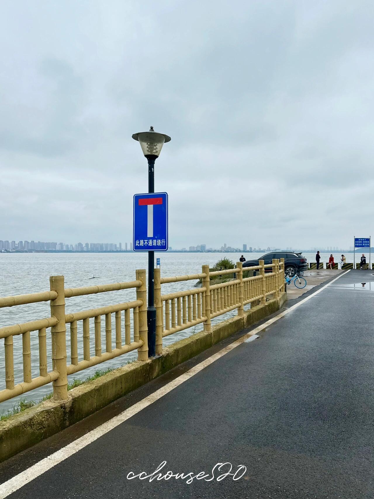 
                        避開人群｜武漢漫畫“海島”·湯遜湖村CityWalk逃離城市計劃假裝在“海邊”度假旅游的一天??不是廈門?也不是濟州島???武漢·江夏·湯遜湖村這里游客很少非常適合騎行或自在漫步 還可??釣魚路口新開的??咖啡店絕絕子感興趣的寶子們選個好天氣沖鴨有藍天白云更能襯托出這條路的美好???“人生的意義到底是什么呢?吃得好一點 睡得好一點多玩玩 不羨慕別人 不聽管束多儲蓄人生經驗這就是最大的意義吧 一點也不復雜”?原創拍攝照片 僅供友友們欣賞 盜圖必究#湯遜湖村 #武漢湯遜湖 #海島度假游