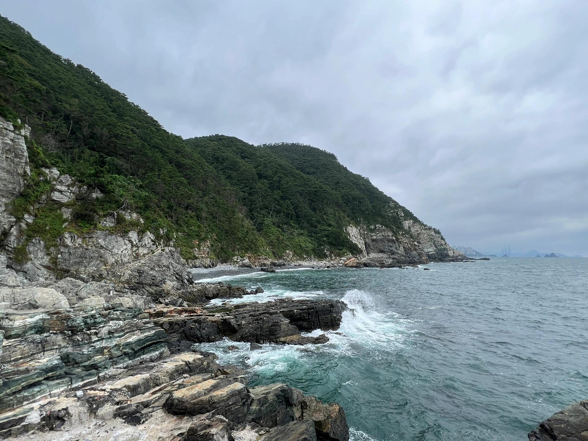 
                        ??釜山太宗臺非典型游玩手冊?????追海景，聆聽自然之聲，品嘗鮮美海鮮1?? 小火車第二站影島燈塔下車（具體小火車游玩法，翻翻小紅書其他筆記哦），順著路標走向燈塔，留下美美的照片??2?? 漫步至海邊盡頭，圖2可見海女擺攤的新鮮海鮮??3?? 探險時間（圖1/3/4），注意腳下安全，欣賞壯觀的沉積巖和火山熔巖冷卻形成的巖石，傾聽獨特的海浪之聲??4?? 點上一份海鮮大餐，體驗漁民的日常生活（價格親民哦），這是我最愛的環節??5?? 結束后，回到站臺，乘坐小火車返回（注意，這里是環線，不是往返線，直接上車就可以啦）??6?? 小火車第三站太宗寺就不推薦啦，可能會有點小失望??#釜山 #釜山旅行 #海鮮 #釜山攻略 #韓國太宗臺