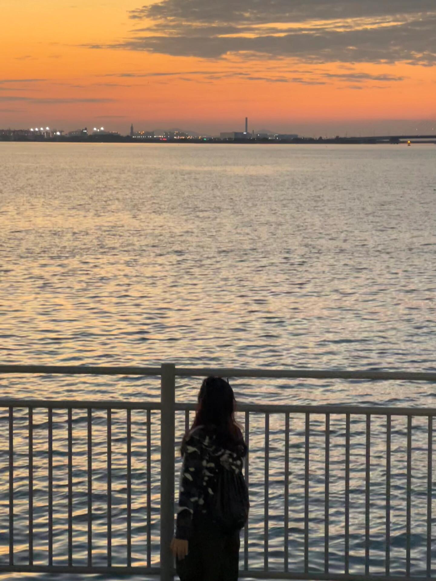 
                        ????有時間快去漢江海邊享受美麗夕陽吧??去看夕陽吧 好美 好治愈假期連看兩天 好浪漫 好幸福p2是和蝦殼學的 香蕉牛奶plus榛子咖啡好喝的安利給大家#記錄生活 #夕陽 #最美日落 #看一次夕陽 #夕陽無限好 #漢江公園 #首爾漢江