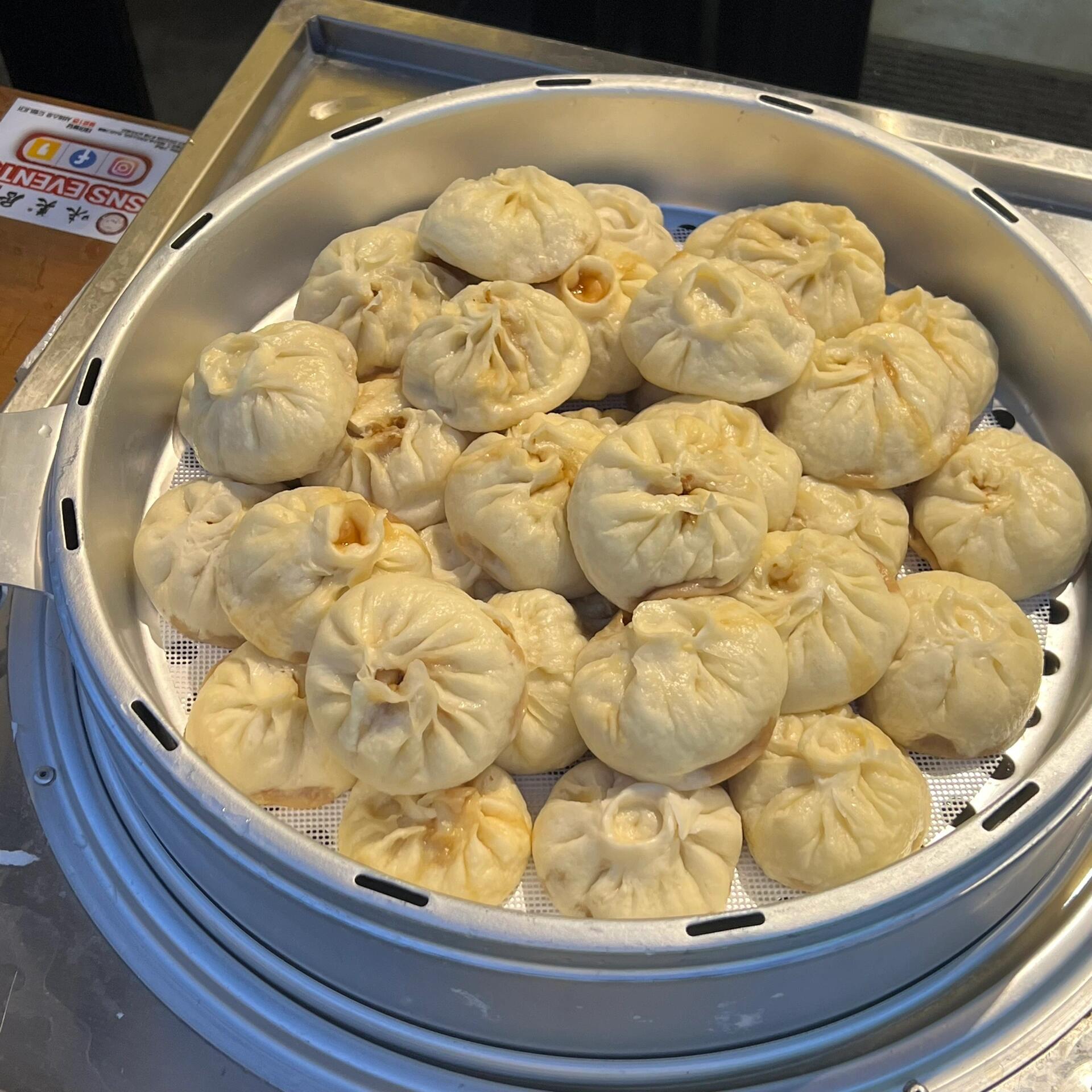 
                        韓國大邱的秘密美食??會爆汁的油皮包子，媽媽的味道！??大邱美食探寶????????????一頓必吃10個的美味??，每一口都是幸福滿滿！????留學生的小確幸！吃了心滿意足，想家的心情都飛了～#韓國美食 #大邱美食 #留學韓國 #美味包子 #大邱探店 #慶北大學附近