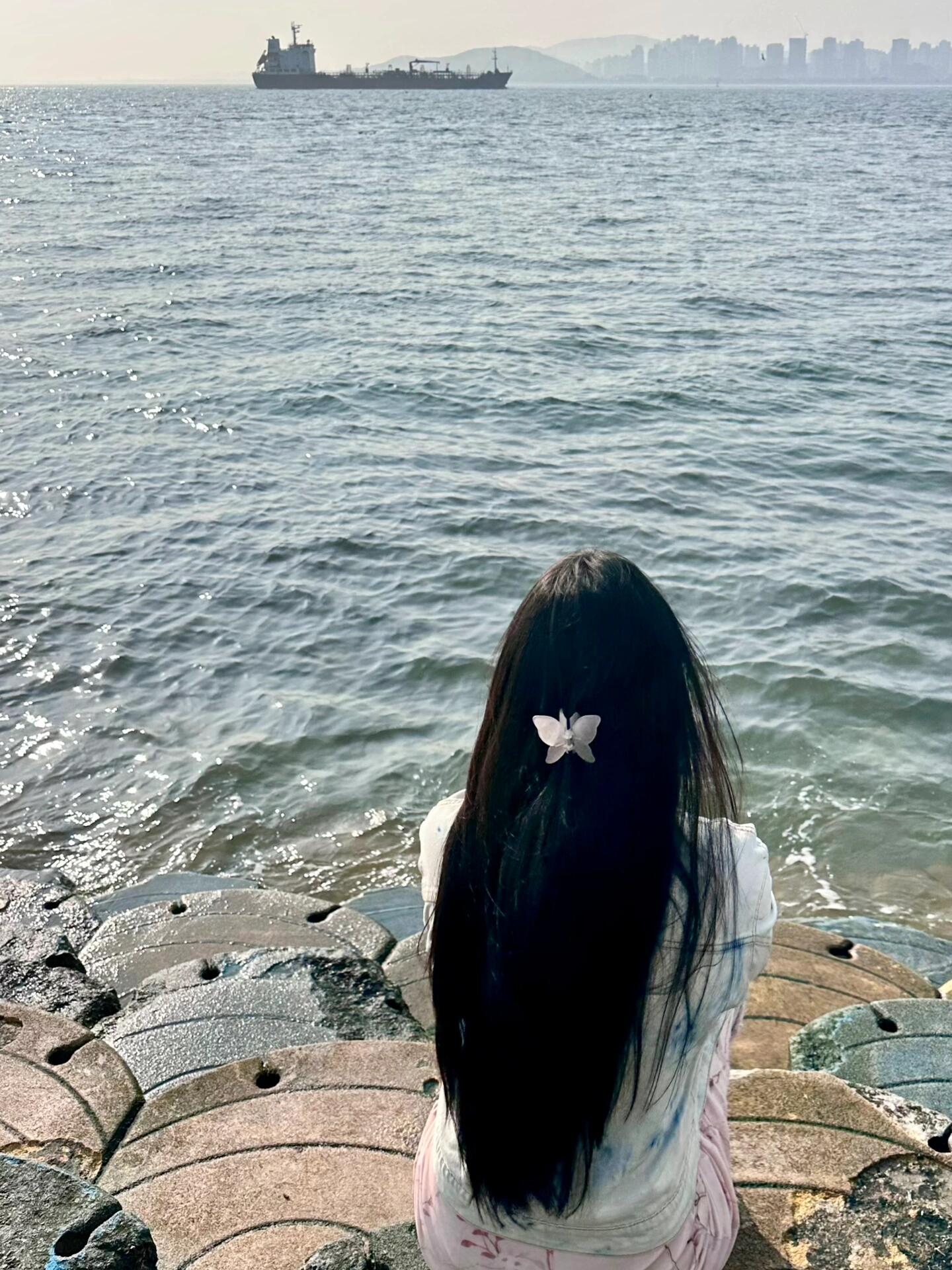 
                        ??老娘與海的故事??#韓國旅行 #仁川探險 #月尾島游記????在這片浩瀚的海洋旁，我找到了屬于自己的風格。穿搭不僅是衣服的搭配，更是心情的表達。微微的海風，輕拂著我的發梢，我在這里，與海為伴，感受著每一刻的自在與愜意。??在仁川的月尾島，我留下了自己的足跡。這里不僅有著美麗的風景，更有著讓人心曠神怡的寧靜。每一張照片，都記錄了我與這片海的故事。這不僅僅是一次旅行，更是一次心靈的洗禮。??無論你是不是微胖女孩，都能在這里找到屬于你的海邊style。不要讓身材限制了你的美，大膽展現自己，做最真實的自巧。在這里，每個人都能成為自己生活的主角。??跟隨我的腳步，一起探索韓國的美麗吧！#韓國風情 #海邊美景 #自信穿搭