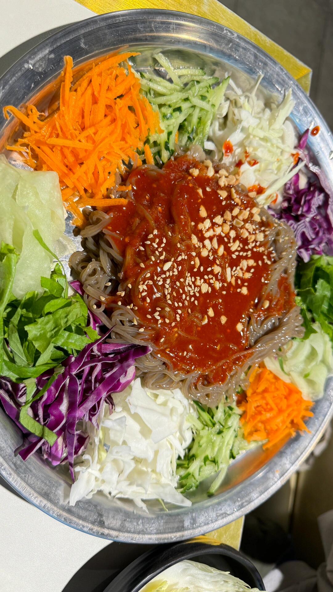 
                        ??首爾美食探店??五香豬蹄超滿足，大份量超好吃，懷念的美味回憶?位置：??無論你是漫步在繁華的明洞還是逛遍時尚的東大門，都能輕松找到這家美味的豬蹄店哦！百度地圖、Google地圖、Kakao地圖搜一搜，美食就在眼前！區別：??明洞的店鋪裝潢更加精致哦，適合打卡拍照??；而東大門的店鋪則更加樸實無華，簡單大方，專注美味??。菜品：???我點了超級滿足的豬蹄肉和豬肘肉雙拼，份量超級足！而且還有驚喜，店家送了一大鍋餃子湯，是的，你沒聽錯，是送的！所以你完全可以大快朵頤，吃得心滿意足??。#滿足五香豬蹄 #首爾美食 #東大門美味 #明洞美食探店 #韓國料理 #美味豬蹄