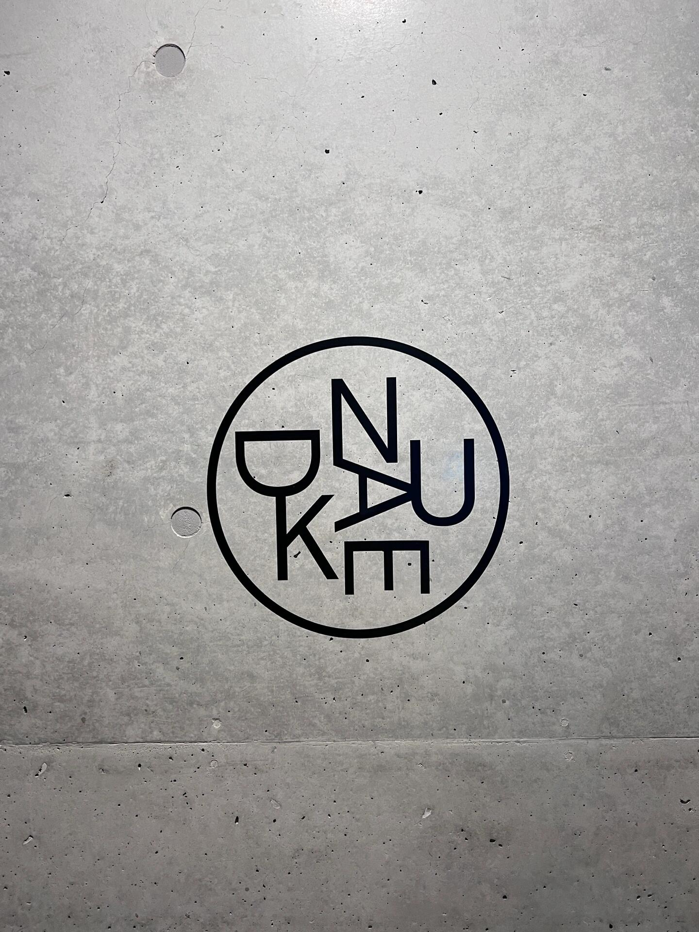 
                        首爾探店- NUDAKE?探秘江南狎鷗亭區的潮流地標NUDAKE，藏身于潮牌gentle monster和香氛界新貴tamburins的地下世界。???一踏入這個地下室，就能感受到人氣的火熱。先自行占領一席之地，然后才能悠閑地去點餐。店內裝潢走的是高級黑，科技感十足，處處透露著與Gentle monster同源的設計哲學。??門口有個小角落，放著紙條和鉛筆，讓你寫下心儀甜點的編號。拿著你的小紙條，向柜臺進發，點上美味的飲品，結賬后就可以享受美食啦！店里是自助式的，體驗感滿分！??店里的每一款甜點都是設計感MAX，讓人眼花繚亂，拍照必備！??我們兩個人可能有點太貪心，點了一大堆，結果吃不完。提醒各位小伙伴，別因為美貌就一時沖動哦！?? 我們點了3款甜品+2杯飲料，總共花費66000KRW。- 最招牌的抹茶黑可頌：選擇了最迷你的尺寸，但依舊霸氣側漏！酥脆的可頌外皮，夾著綿密的抹茶奶油，簡直是美味的代名詞！??- 巧克力乳酪塔：巧克力脆皮包裹著濃郁的乳酪，個人感覺稍微有點甜膩。- 黑橄欖蛋糕：外層是漸變的黑色奶油，內藏海綿蛋糕和橄欖風味奶油，別具一格，橄欖愛好者不容錯過！- 抹茶拿鐵：外表美得不行，但是甜度有點高，不太適合不愛甜的朋友。- 拿鐵：創意十足，咖啡冰塊慢慢融化，變身為一杯完美的拿鐵，味道和顏值都在線！???順便一提，來NUDAKE不妨順道逛逛樓上的gentle monster和tamburins，絕對值得一游！??店名: NUDAKE地址：?? ??? ????46? 50 ??? ?? B1交通：狎鷗亭站2號出口，步行約8分鐘就到啦！#首爾探店 #首爾美食 #首爾咖啡廳 #首爾甜品店 #吃貨在首爾 #首爾甜點 #首爾高顏值咖啡館 #狎鷗亭探店 ???????