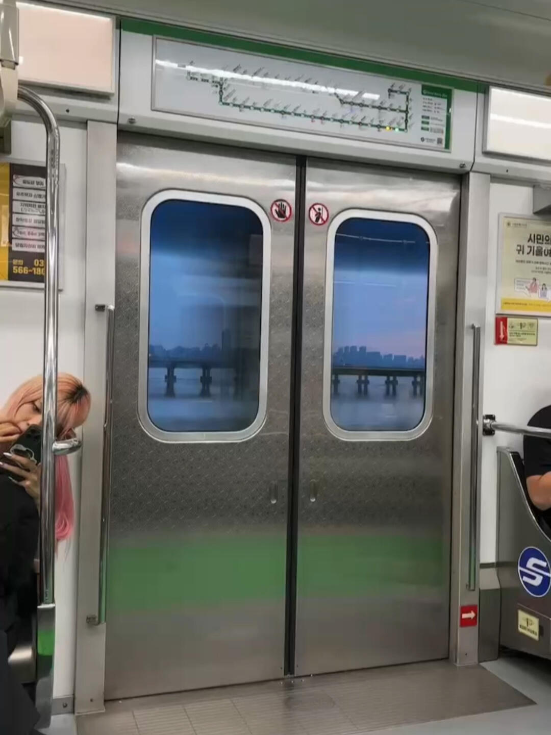 
                        ????韓國地鐵?? 也能美呆?漂洋過海來看你，不僅是為了韓國的浪漫韓劇和美食，還有那些讓人驚艷的地鐵站！?? 每一站都像是藝術品，讓你的通勤不再單調，每次搭乘都是一次視覺盛宴。??#韓國地鐵 #韓國生活