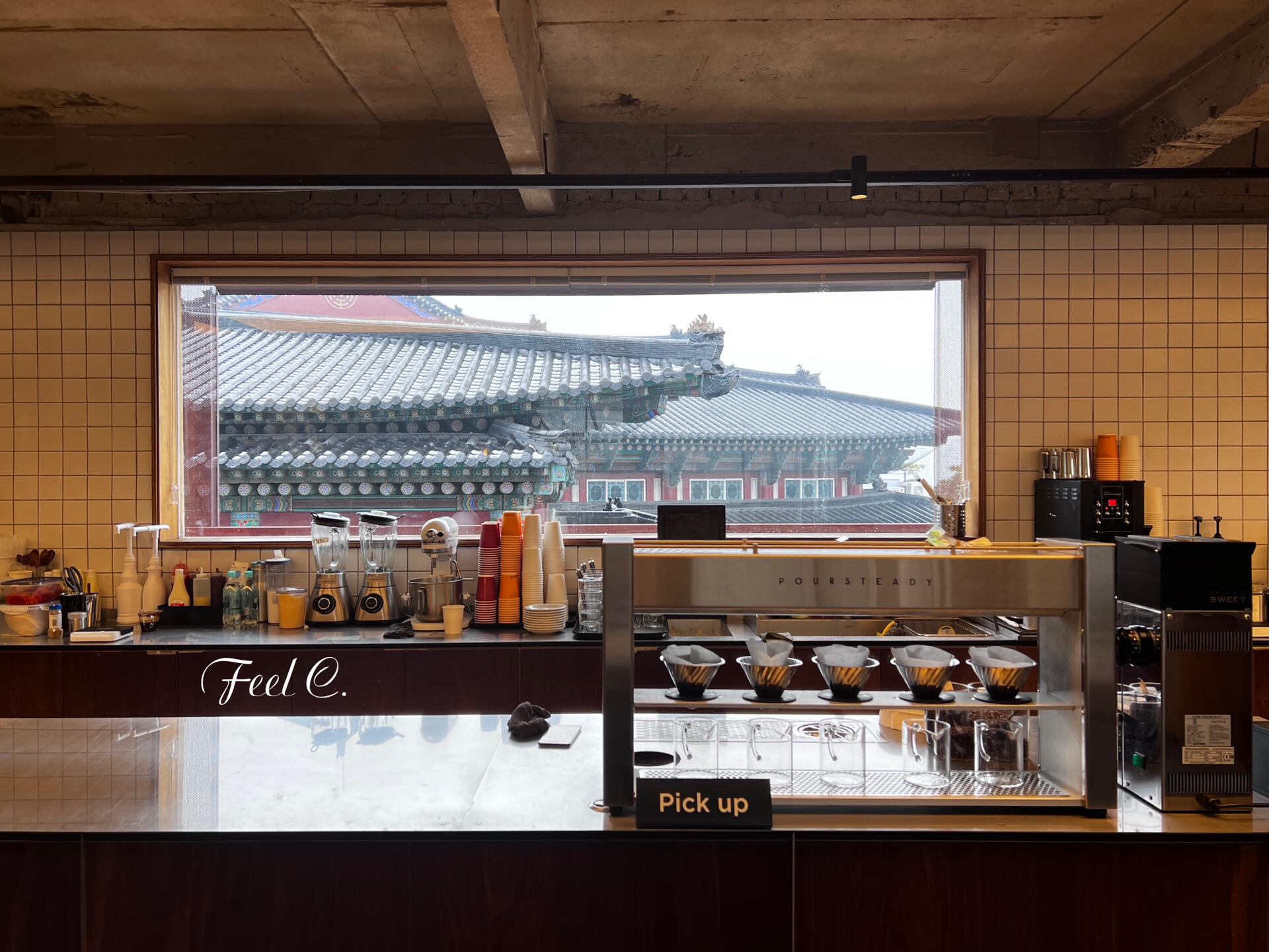 
                        韓國大邱必去寶藏咖啡店| a nook????第一次踏足韓國大邱，探索這座新奇的城市，心中滿是期待！?? 從首爾搭乘SRT高鐵，僅需兩小時就能抵達這個充滿魅力的地方。韓國的朋友們都在說，有一家在大邱當地非常有名的咖啡館，你絕對不能錯過。它就藏匿在大邱的前山區，一個充滿了秘密角落的地方。我迫不及待地打開Naver搜索，一眼看到那些迷人的圖片，立刻就被深深吸引。心里默默祈禱，希望我到達的時候，能夠遇到一場美麗的雪景。??? 幸運的是，今天（2022/12/21）我的愿望真的實現了！這家名為“??” (a nook)的咖啡店，擁有四層樓的獨立空間，每一層都散發著它獨有的魅力。當我今天中午到達時，正好趕上了工作日的高峰時段，但幸運地坐到了二樓最佳的景觀位置。窗外的雪景與街景相映成趣，給人一種蕭瑟而寧靜的感覺。這里的氛圍非常適合享用Brunch，悠揚柔美的背景音樂，再加上一杯抹茶拿鐵和一份松露蘑菇可頌，足以讓這個寒冬變得溫暖而深刻。?? 地址：?? ?? ????? 459 ?? ???? 聯系電話：0507-1422-1060#大邱探店 #大邱 #大邱旅游 #大邱咖啡店 #韓國咖啡店 #韓國咖啡廳 ?????