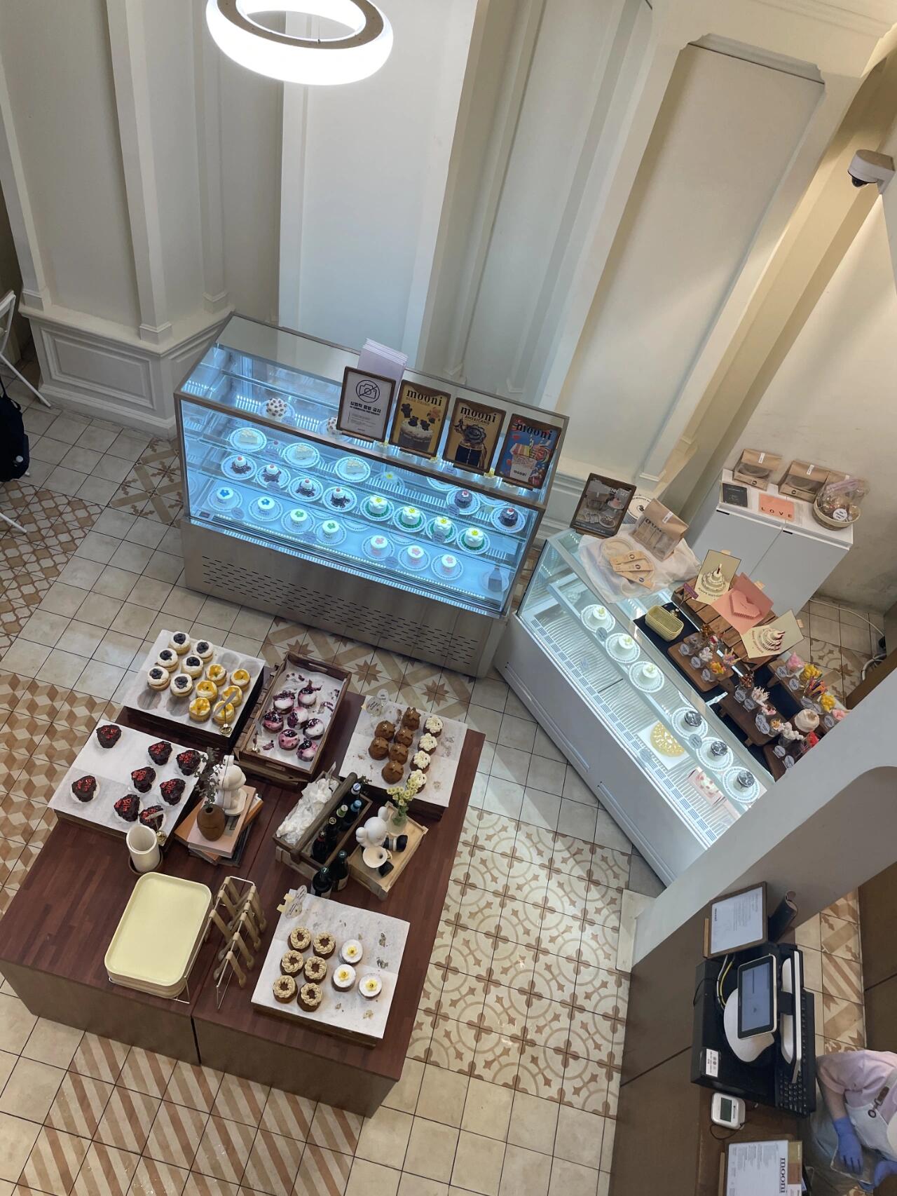 
                        ????韓國狎鷗亭超IN咖啡館探店指南｜mooni咖啡體驗????探店愛好者們，來韓國首爾必打卡的mooni咖啡館等你來體驗！這家咖啡館不僅僅是喝咖啡的地方，它是一棟三層樓的建筑，每一層都有它獨特的魅力?。??一樓，你可以在露天咖啡座椅上享受微風，旁邊是吧臺和蛋糕區，還有收音區，讓你在品嘗美味的同時，享受輕松的音樂氛圍。??走上二樓，整齊擺放的洋酒瓶子映入眼簾，華麗的吊燈和隔開空間的座位讓人感覺既私密又奢華。???三樓更是驚喜，小床座椅加上露天花園，是拍照打卡的絕佳地點，讓你的社交媒體瞬間充滿韓式風情。蛋糕種類豐富，味道也是一絕，絕對能滿足你的甜品欲望??。人均消費大約1w2韓元，性價比超高！??地址：???664-22，快來這個網紅打卡圣地，體驗韓國首爾的悠閑時光吧！#韓國首爾 #首爾探店 #韓國狎鷗亭 #狎鷗亭咖啡廳 #韓國風情 #咖啡館打卡 #美食探店