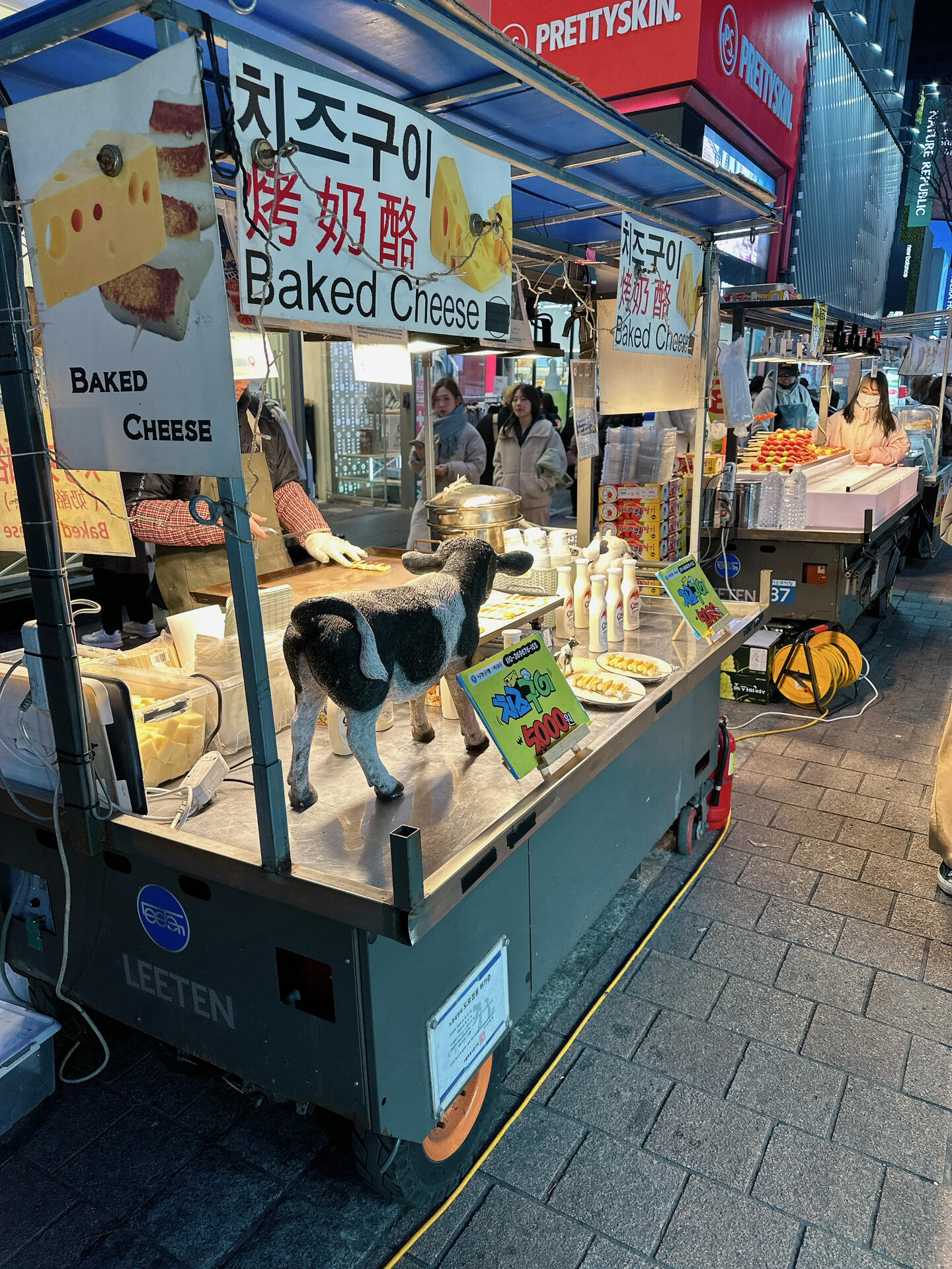 
                        ?明洞夜晚的熱鬧非凡?每次漫步在明洞的夜晚，那些琳瑯滿目的小吃攤總是讓我無法抗拒！?? 小吃的香味彌漫在空氣中，讓人忍不住要停下腳步，嘗一嘗每一種美味。從炸雞到烤串，從韓式煎餅到泡菜餅，每一口都是對味蕾的極致誘惑。#明洞美食 #韓國風情 #夜市探索 #韓國旅行 ?????