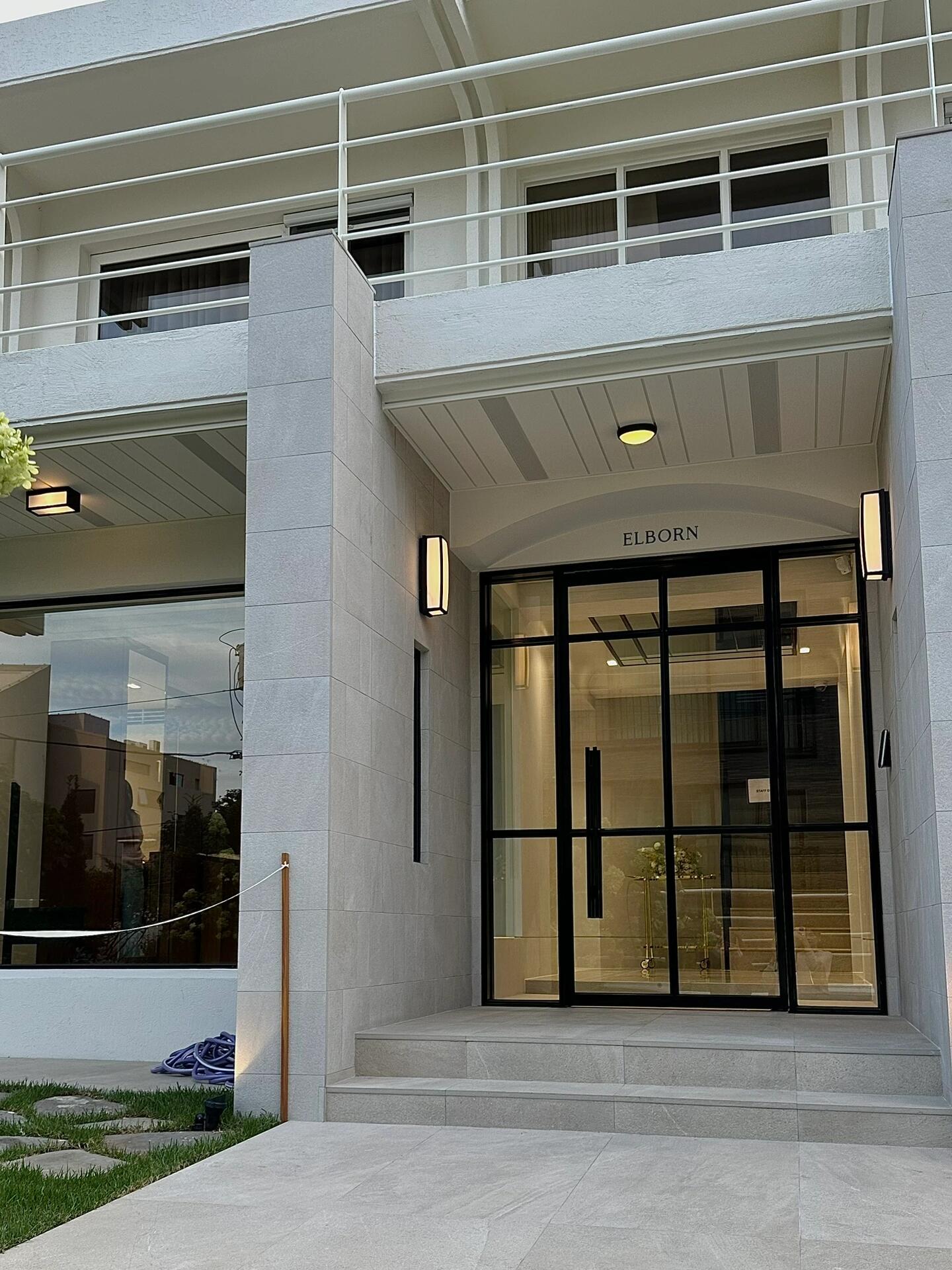 
                        探秘首爾漢南洞的ELBORN精品店?????ELBORN位于漢南洞的一條隱秘小巷中藏身于一棟兩層高的建筑里這里散發著濃郁的法式簡約之美每一處色彩搭配和擺設都讓人感到無比愉悅#首爾 #韓國風情 #簡約美學 #首爾小店 #漢南洞美學 #韓式風格 ?????