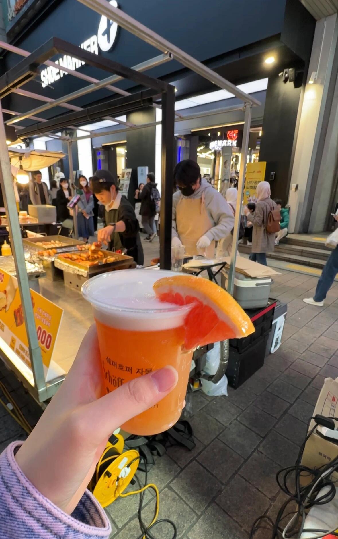 
                        明洞啤酒節????打卡明洞啤酒節明洞啤酒節還是挺熱鬧的，外國人是真的多啊新增了好多啤酒攤位，道路更擁擠了每個攤位的酒都不一樣（種類還是挺豐富的）我和朋友總共嘗試了兩款啤酒??圖四摩卡啤酒后勁發苦，圖五西柚的啤酒沒啥酒味（我很愛）總體來說有吃有喝也還行#韓國 #明洞 #啤酒節 #暢飲 #美食探店 ??????