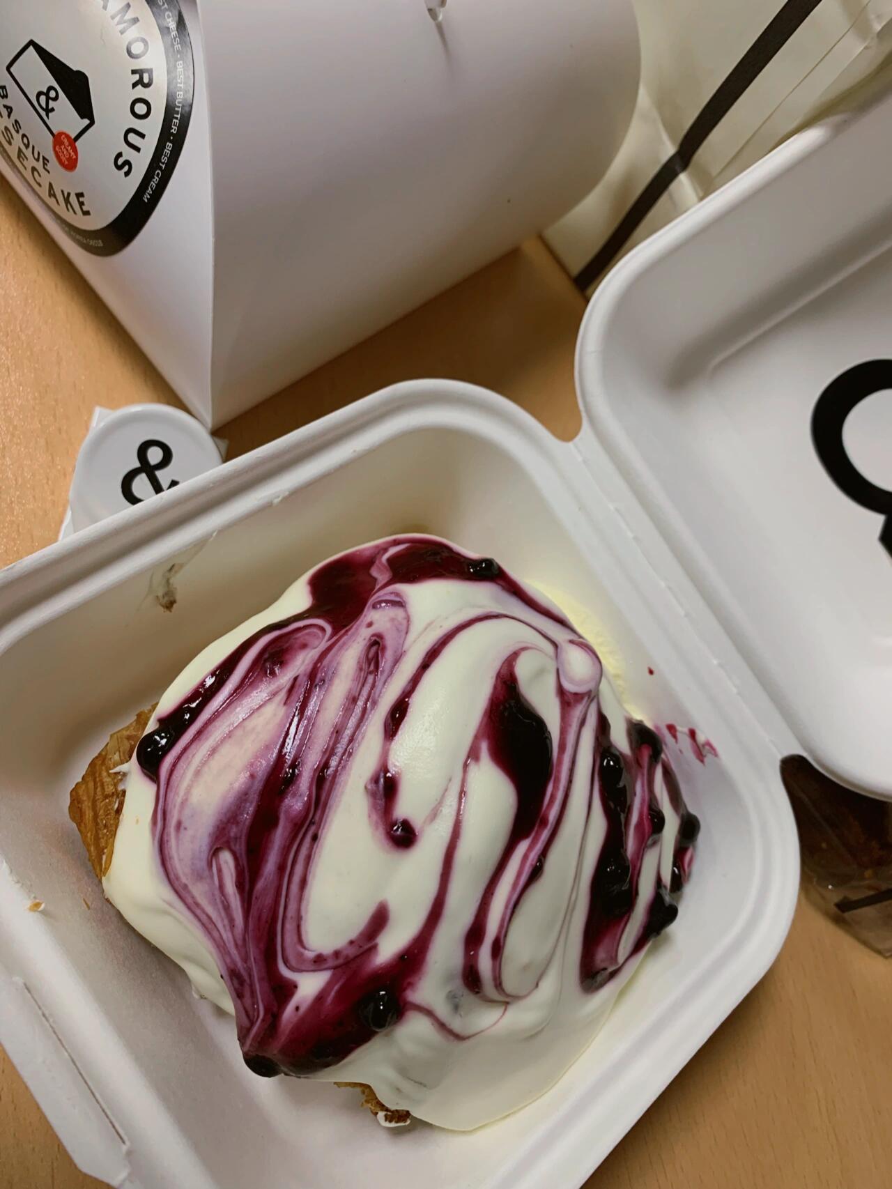
                        ????狎鷗亭 藍莓??酸奶 牛角包??在狎鷗亭發現了這家超級美味的店，Butterful & Creamulus！他們的藍莓??酸奶牛角包??簡直是早餐的完美選擇，一口下去滿滿的幸福感，價格也很親民，只要6500韓幣一個！而且，你們知道嗎？他們家的起司???蛋糕??也超級受歡迎，每天限量供應，小包裝只有15個，整盒的是30盒，我搶到了一個小盒??，幸運滿滿！記得他們周一是休息日哦??，別白跑一趟。地址在首爾江南區恩州路172巷59三頭大廈1樓，地號是新沙洞662-11。快去嘗嘗看吧！#狎鷗亭咖啡廳 #狎鷗亭面包#狎鷗亭美食