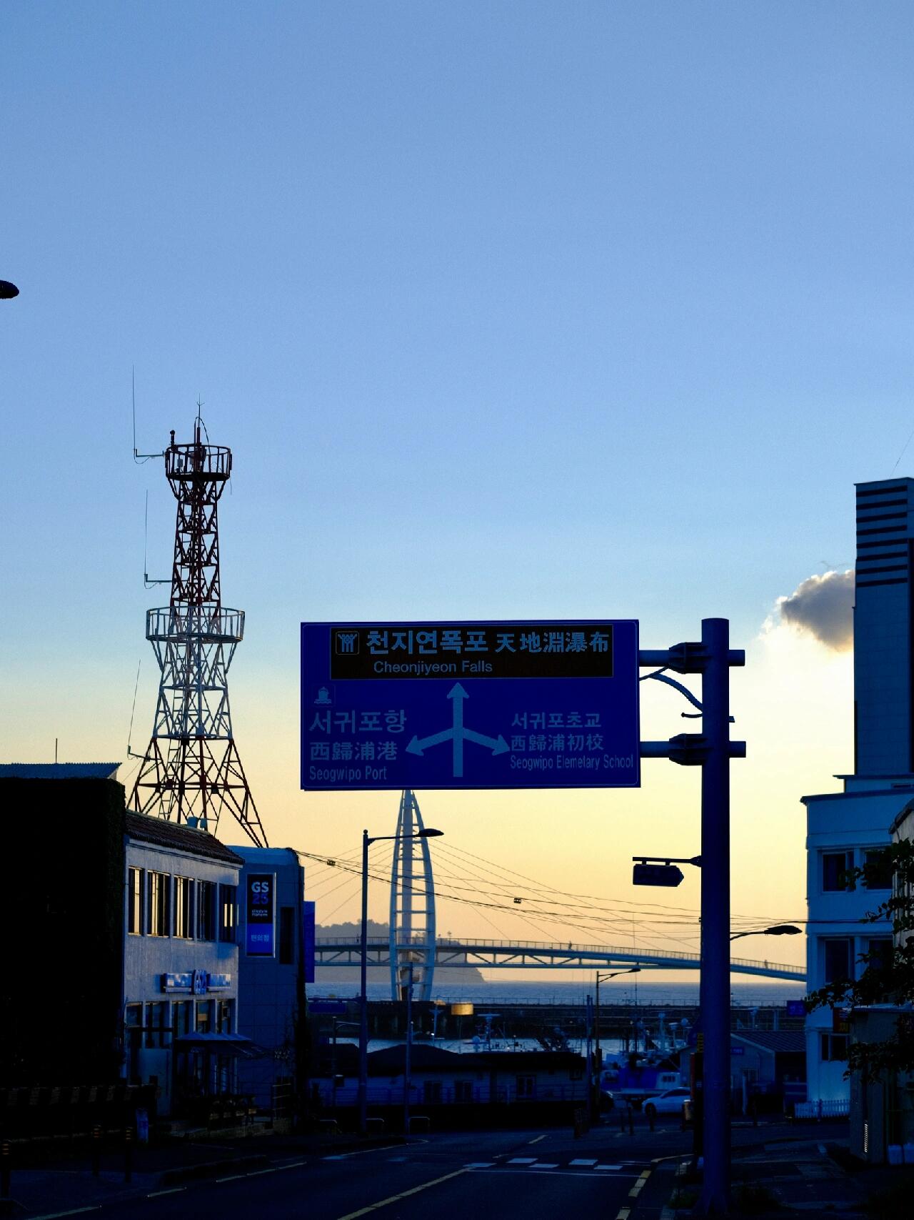 
                        探索濟州島的隱藏寶石：西歸浦?在濟州島的西歸浦，我度過了兩天的美好時光。???相較于繁忙的濟州市區，西歸浦的寧靜與自然美景更讓人心動。??我想分享一些我親身探訪的美麗景點：- 山房山（???）????????：無需攀登即可享受壯麗的視野。- 龍頭海岸（?????）????????：潮水漲落可能影響開放，但即便只是站在外頭，風景也是美不勝收。- 柱狀節理帶（????）????????：自然的藝術，美麗又治愈。- 獨立巖（???）??????：雖然可能稍顯平淡，但沿著海岸線散步，你會發現別樣的風情。- 黃牛地仙女湯（??????）??????：只能遠觀，但依舊美麗。- 正房瀑布（????）??????：海邊的瀑布，氣勢磅礴。- 每日偶來市場（?????????）??????：探索地道美食與文化的好去處。- 天地淵瀑布??????：在瀑布旁悠閑散步，享受清涼與放松。#韓國 #濟州島 #西歸浦 #自然美景 #旅行心得 #探索未知 #濟州島自然 #濟州島景點 #濟州島旅行 #小眾景點 #富士直出 ??????