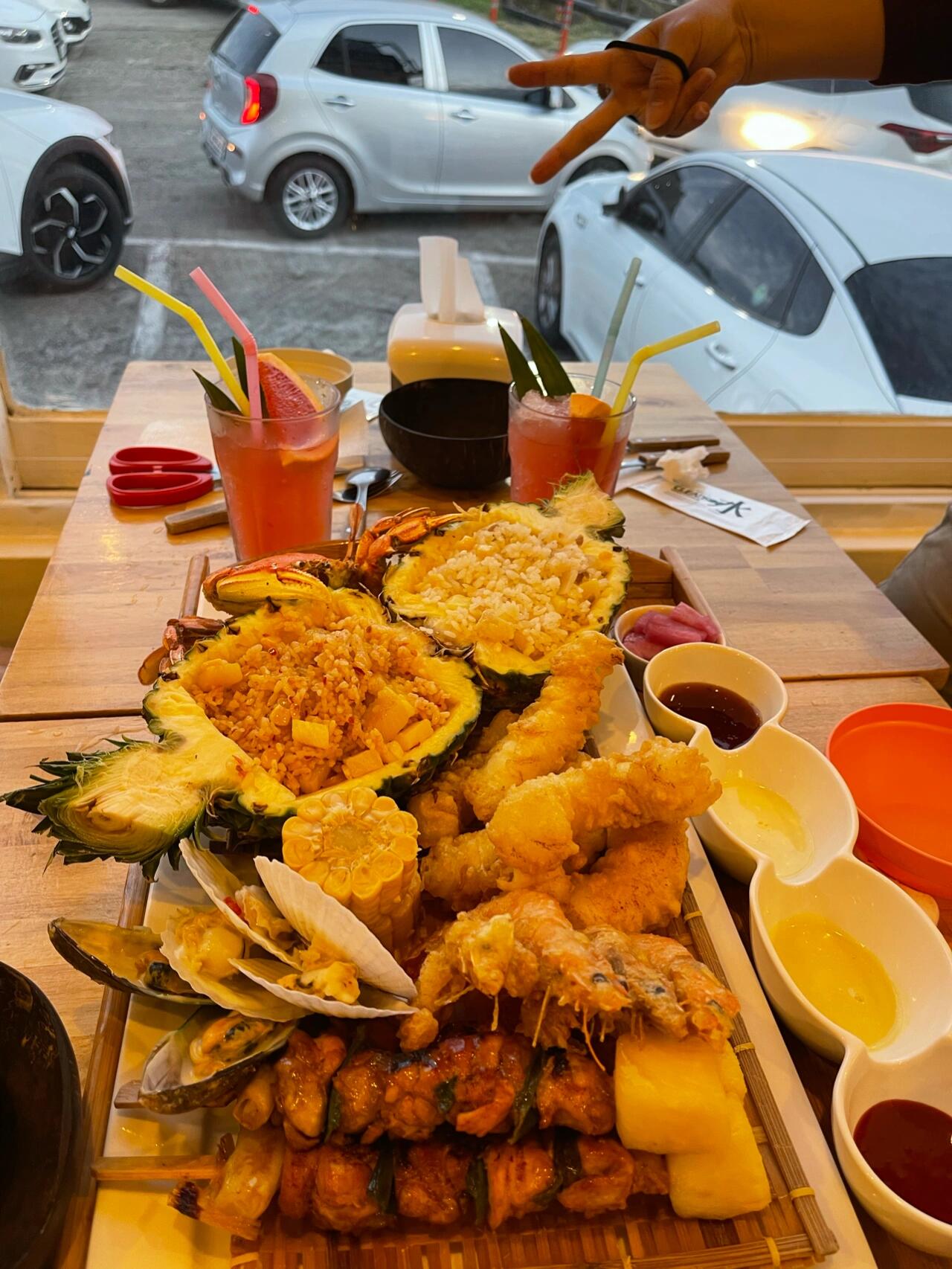 
                        濟州島?城山日出峰?cocomama菠蘿飯??超級適合拍照的打卡地點??味道嘛~就那樣啦?? #韓國#濟州島#城山日出峰