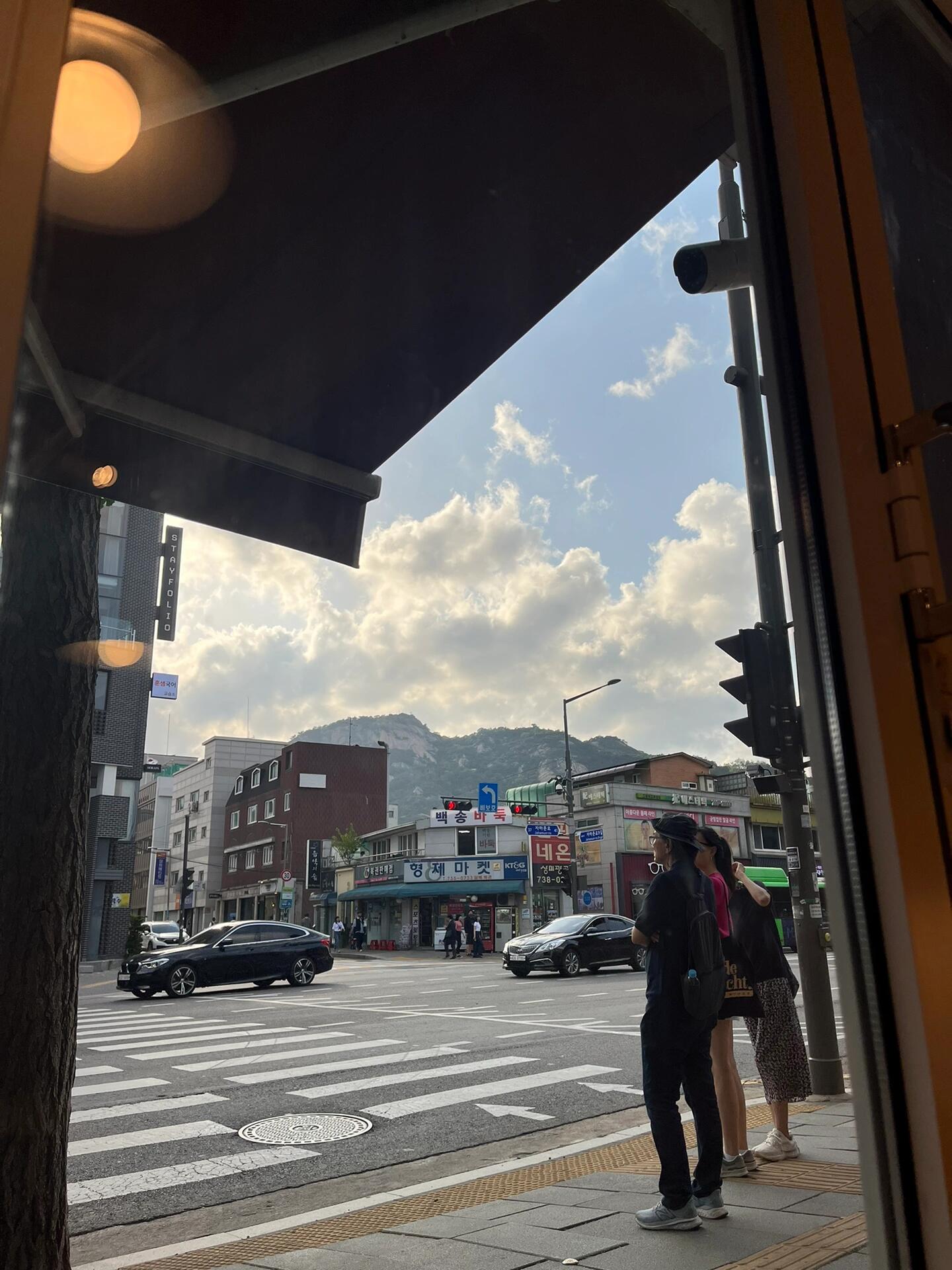 
                        ????景福宮附近維也納咖啡探店記?在尋找ofr姐妹的路上，意外發現了一家超贊的咖啡館！??維也納咖啡在韓國可是大受歡迎，看了好幾篇推薦，心想一定要嘗一嘗！??這家小巧的咖啡館就在我們離開ofr之后不久發現的。它就位于那條超火的hai街道上，很容易找到，就在路口的第三家店鋪。店外的招牌和照片一模一樣，一眼就能認出來！沿著咖啡館的路口右轉直行，就能看到hai家了。對面的路口進去，左手邊有一家手工包制作店，是獨立設計師的品牌，包包設計獨特，超級推薦！?? 我和朋友都買了，每次用都覺得特別有愛。緊挨著包店的就是oft家了，門口是黑色的，看起來很普通，有點像民宿的樣子，門口還掛著衣服，感覺很低調。當時找到的時候太興奮了，竟然忘了拍照留念。??本來想寫咖啡測評的，結果變成了ofr補充篇，但這咖啡館真的值得推薦，絕對不會踩雷！希望這篇能幫到正在尋找好去處的姐妹們，我已經盡力啦！??啰嗦一句，看看我倒數第二張照片里指的路口，就是那里進來，左邊走幾步就到啦！#韓國探店 #韓國 #韓國景福宮 #韓國咖啡店 #韓國景福宮咖啡店 #咖啡探店