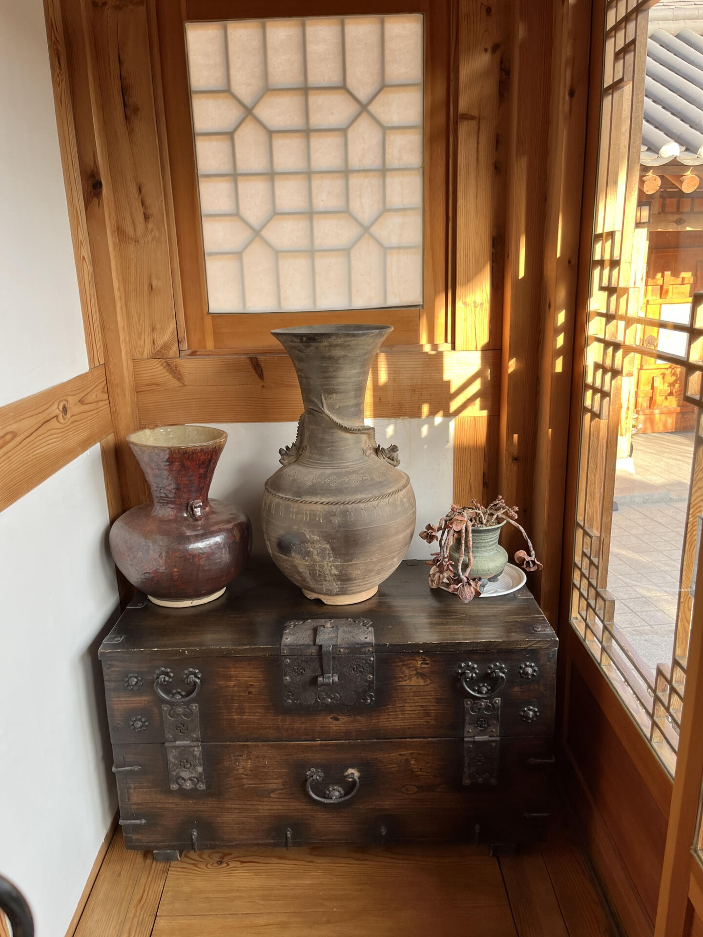 
                        ????慶州旅游 韓屋民宿體驗?慶州，這座韓國的歷史古城，已經是我第五次踏足了。???♀?但這次的旅行特別之處在于，我決定深入體驗一下傳統的韓屋民宿。在網上搜羅了一番后，我選擇了位于瞻星臺附近的???。??首先，地理位置真的是太棒了！旁邊就是便利店，出門就能到達瞻星臺、大陵苑、黃理團路，一路逛到不想停。???而且附近還有免費的公用停車場，對于自駕游的朋友來說簡直太方便了！??這家民宿的環境，真的是鬧中取靜。藏身于一個小巷子里，院子里的景致美不勝收，特別推薦在陽光明媚的日子里來訪，曬著太陽，感受那份歲月靜好。??還有公用廚房，雖然設施簡單，但足夠使用。房間里的地暖讓冬日里也暖洋洋的，干凈整潔，還有淡淡的香味。??浴室里的浴霸和干凈的衛生間，一次性用品和毛巾也都一應俱全。住韓屋民宿真的是一次新奇的體驗，地鋪雖然是地鋪，但墊子不薄，睡起來還是挺舒服的。第二天早上，房東還會送來美味的早餐，有面包、水果和咖啡茶，拍照也超美的！?????但是，韓屋有個小缺點，就是隔音效果不太理想。隔壁的聲音能聽得一清二楚，所以大家晚上聊天時記得保持小聲哦，別打擾到其他客人。??另外，這家的吹風機風力有點小，長發姐妹可能要吹很久，記得備用哦！??總的來說，這次的韓屋體驗還是挺不錯的，雖然性價比可能不是最高，但希望能給計劃去慶州的朋友們一點實用的參考。??地址：?? ??? ??? 7#旅游 #韓國 #韓國旅游 #韓國住宿 #韓屋 #慶州 #韓國慶州 #韓國慶州旅游