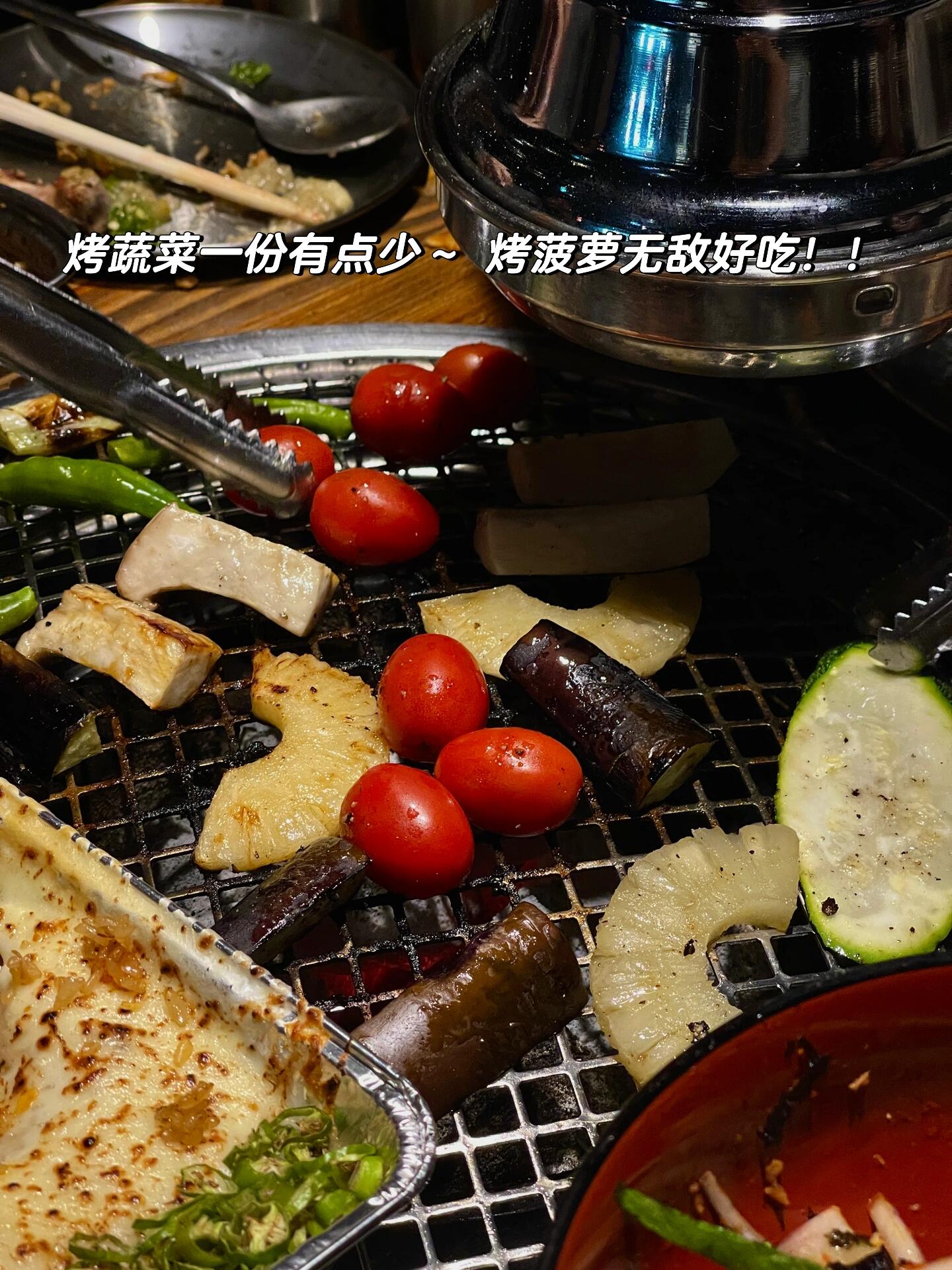 
                        ????必吃系列｜不會還有人沒吃過松雞屋吧?????超級無敵巨好吃的炭火烤雞來啦！?? 宋江也是這家的粉絲哦！?? 菜單有英文和日語，超國際化！?? 全程店員幫忙烤，你只需盡情享受美味！?? 烤肉小哥哥顏值爆表，眼福加分！????套餐超豐富，軟骨、雞胗、心臟、雞腿、里脊樣樣俱全！幾乎雞的每一部分都能嘗到！?? 三種醬料任你選，醬油柚子、鹽、辣椒醬，每種都有獨特風味！??? 老板推薦軟骨搭醬油醬，里脊沾辣椒醬，朋友們都說雞腿肉最棒！?? 單點的話，看菜單里的‘?? ??鹽烤’和‘?? ??調料烤’哦！??愛酒的朋友們，必試???? ???！?? 桑托里威士忌搭配湯力水和伯爵紅茶糖漿，和烤肉簡直是天作之合！????主食也不能錯過，拌面、燒飯團和大蒜炒飯，每一樣都讓人回味無窮！?? 甜辣拌面讓人感動，燒飯團外焦里嫩，魚籽加分！?? 大蒜炒飯上的芝士濃郁誘人，芝士控必點！????店鋪遍布首爾，圣水、盤浦、狎鷗亭、盆堂...我們去的是弘大店！?? 排隊是常態，建議開門就去搶座！用餐限時90分鐘，可以先點少量，再根據需要加餐哦！——————————————————??：?????：周中 16:00—22:00 / 周末 15:00—22:00 ( L.O 21:00 )??：?? ??? ???5? 30 1? 101? （弘大地鐵9號出口走大概5min）——————————————————#松雞屋 #首爾探店 #首爾美食 #韓國必吃 #韓國必吃 #首爾旅行 #韓國美食 #弘大美食 #弘大探店 #弘大烤肉 #韓國旅遊 #韓國旅游推薦官 #韓國旅游種草