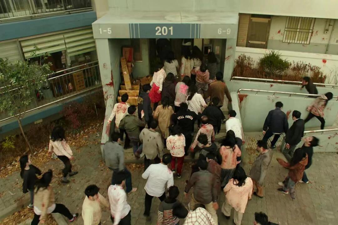 
                        ??六部韓國災難片鯊瘋了，你看過哪一個1? 漢江怪物?主演：宋康昊，裴斗娜?《漢江怪物》是以一個傳統韓國家庭面對漢江怪物為題材，電影由奉俊昊導演，于2006年7月27日韓國上映。該片講述了由于美軍停尸房違規向漢江中倒入大量變質甲醛，導致漢江水質受到污染，水中生物發生變異的故事。2? 鐵線蟲入侵?主演：金明民、金烔完、文貞熙、李哈妮?影片講述了上班族載赫在人類遭遇寄生蟲威脅不斷死去的危機情況下，與身為警察的弟弟載弼一同奮力拯救家人的故事。3? 釜山行?主演：孔劉、鄭裕美、金秀安、金義城、馬東錫、崔宇植等。?該片講述了單親爸爸石宇與女兒秀安乘坐KTX高速列車往釜山，結果遭到喪尸的肆虐且不斷擴散至整個車廂。這部影片大家應該都看過喪尸的追逐與恐怖印象深刻，但是短短兩個小時劇里面的人性也刻畫的相當深刻！4? 流感?主演：張赫、秀愛?這部影片是我在口罩時期看的，真的是感同身受，強烈推薦大家去看一下！影片講述的是致命感冒病毒大爆發的時期，人們在尋找病毒之源的同時，也在尋找抗擊病毒的辦法！5? 隧道?主演：河正宇、吳達洙、裴斗娜等?影片根據蘇在元的同名小說改編，該片講述了一位平凡男人在回家的路上行經隧道時突然坍塌，他被孤立其中與外部隔絕，以及坍塌隧道之外圍繞救援發生的不斷變化的故事。6? 活著?主演：劉亞仁、樸信惠?該片講述了患上不明原因癥狀的人們開始互相攻擊并傳染，城市陷入失控狀態，在網絡和通訊全部被切斷的情況下，被困在高層公寓內兩名幸存者，將不得不攜手逃出生天的故事。六部電影我都看過，韓國災難電影除了講災難下人的困難生活，更多是對人性的剖析與考驗！值得劇荒的小伙伴們收藏起來，沖一下啊！！#韓國電影 #高分電影 #豆瓣高分電影 #災難電影 #釜山行 #活著韓國電影 #漢江怪物 #鐵線蟲入侵 #韓國電影流感 #隧道韓國電影 #孔劉 #劉亞仁 #樸信惠 #裴斗娜 #鄭裕美 #張赫 #秀愛 #崔宇植 #馬東錫 #金烔完 #李哈妮