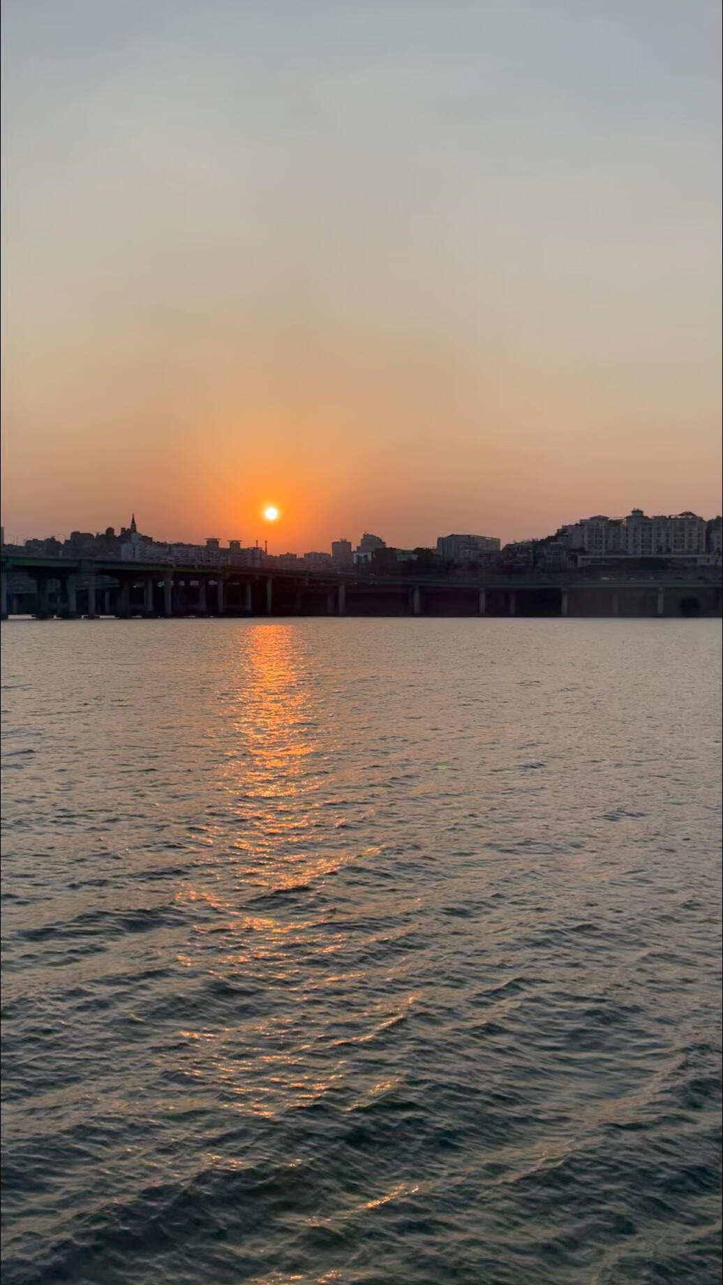 
                        首爾漢江邊美食體驗 | ON ????和閨蜜來到首爾漢江邊的這家餐廳，仿佛置身豪華游輪之上，超級有feel！周圍景色美到不行，日落時分的漢江，簡直是視覺盛宴????，瞬間心情都被治愈了！我們選擇了雙人套餐，價值119000韓幣，還額外點了兩杯特調飲料，超滿足?????♀?。地點在這里哦：?? ??? ????11? 37-30快來感受首爾漢江的魅力吧！#首爾美食 #漢江日落 #韓國旅行 ?????