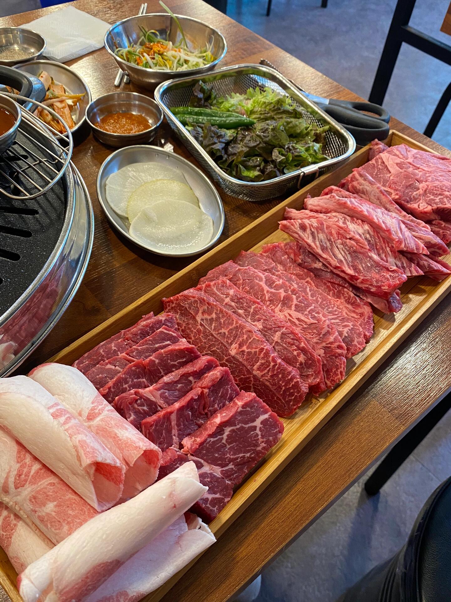 
                        首爾????｜超值美味的一頭牛??烤肉體驗??店名：?? 92 (????)??位置：首爾東大門區天章山路3號，慶熙外大后門??價格：一頭牛（1.4kg）=59000韓幣半頭牛（1kg）=49000韓幣在首爾找到性價比這么高的牛肉簡直就是寶藏發現啦！??第一次嘗試是房東大叔的推薦，他說這里有首爾最實惠的一頭牛，而且肉質新鮮到不行！小菜、口味和服務都是滿分好評。和朋友聚餐時也選擇了這里，已經是回頭客了，至少光顧了5次以上。盡管物價普遍上漲，這家店的價格也微調了一些，但考慮到牛肉的分量和新鮮度，依然是超級劃算的選擇。尤其是那個牛排級別的部位，肉眼可見的美麗大理石紋理，厚實的肉質，口感簡直了！??一頭牛的分量大約適合3-4人分享，但如果你胃口好，兩個人也能搞定。我和朋友就曾經完美消滅過一整頭牛肉。而且，半頭牛和一頭牛價格差距不大，所以干脆就來個大的吧！吃不完還能打包帶走。小菜是無限量供應的，還有贈送的美味大醬湯（超級好喝），服務員的細心加水服務也讓人感到很貼心。分享個烤牛肉小貼士：牛肉不宜頻繁翻動，一面烤好再烤另一面，這樣可以最大程度鎖住肉汁。而且牛肉不要烤得太熟，略帶生的狀態更加鮮嫩多汁。#慶熙大美食 #外大美食 #慶熙烤肉 #外大烤肉 #首爾探店 #韓國探店 #首爾美食 ?????????