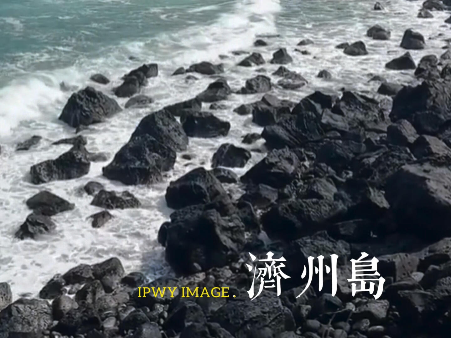 
                        ?探索濟州島的奇幻之旅????? 韓國最大的寶島，濟州島，是新婚夫婦的甜蜜天堂??！這里不僅是世界新七大自然景觀之一，更是四面環海的絕美之地。想要迎接韓國最美的日出嗎？東部的城山日出峰等著你！??涉地可支，這個東部海岸的秘境，以野生草原、優雅的濟州馬、奇巖怪石、燈塔、碧藍大海和浪漫氣息著稱。站在這里，你可以一邊感受草原的無垠，一邊眺望環繞城山日出峰的壯闊海景。??向南，西歸浦市匯聚了各種有趣的博物館和度假勝地，比如世界最大的泰迪熊博物館，讓你重拾童年的歡樂。??還有，記得韓劇《大長今》嗎？城邑民俗村就是那里的拍攝地，走進去就像穿越回了古代韓國的村莊。??當然，來到濟州島怎能不見識一下標志性的石頭爺爺呢？這些以黑色玄武石雕刻的樸素雕像，自古就守護著濟州的安寧。??#韓國 #濟州島 #涉地可支 #城山日出峰 #泰迪熊博物館 #翁仲石 #城邑民俗村 ????????