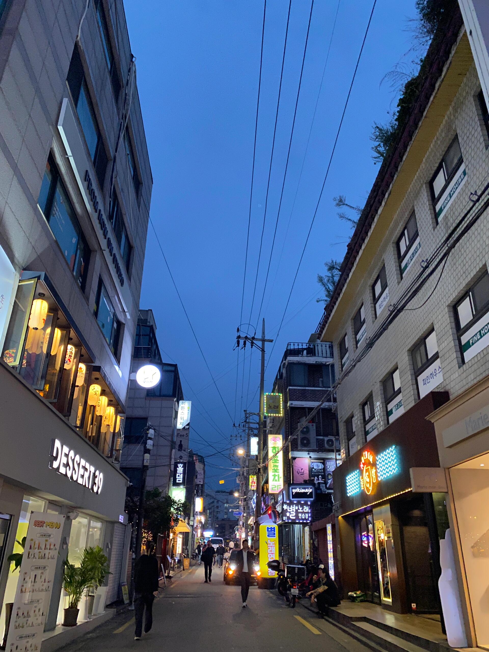 
                        ????特種兵式探店·弘大柿子冰??終于品嘗到了夢寐以求的柿子冰～??上桌時，柿子以冰沙形態呈現，伴隨著牛奶冰沙??奶香與柿子的淡雅甜味交織，完美和諧?店名?? colline地址???? ??? ????? 45#弘大 #韓國美食 #韓國旅游 #探店日記 #韓國自由行 #首爾美食探索 #首爾生活 #甜蜜享受 #美食打卡 #小紅書美食 #下午茶時光 #旅行美食日記