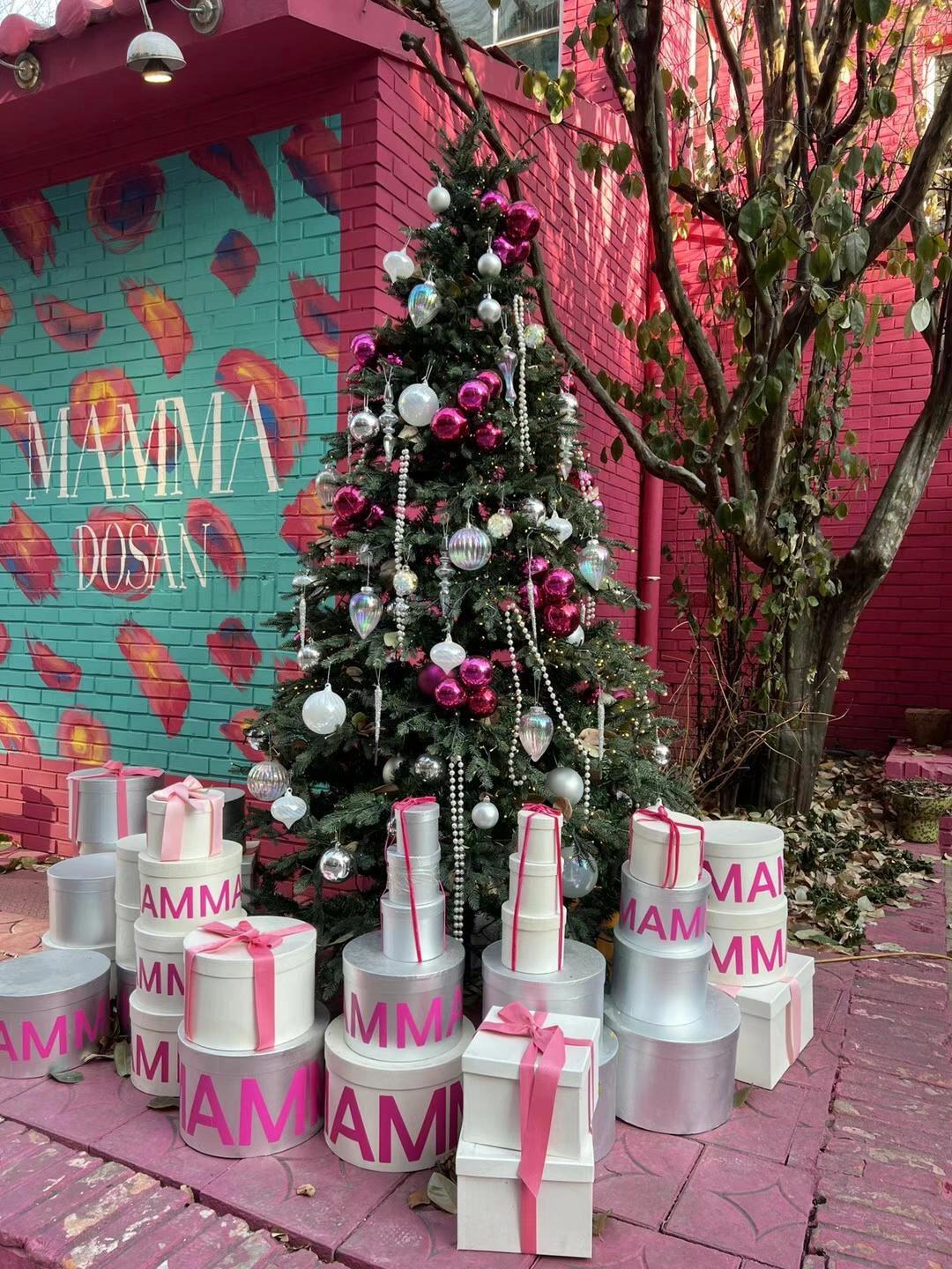 
                        去了一次又一次的????網(wǎng)紅高顏值咖啡廳?店名: mammmia(??????) ??地址: ?? ??? ????42? 45(??????? 5???狎鷗亭羅德奧站5號(hào)口出) ??這家咖啡廳真的是去了一次又一次，首先室內(nèi)的景真的是隨便一拍就是大片??，室外那真的不要太美了??。室外的燈光也是怎么拍都特別好看??，咖啡和甜點(diǎn)也是顏值和味道雙在線！????然后左右兩邊都是潮牌店，想怎么逛就怎么逛??? #首爾咖啡廳 #高顏值咖啡館推薦 #COTD咖啡探店 #周末探店 #我的咖啡日記 #跟我來探店 #好物分享 #咖啡 #首爾 #狎鷗亭 #狎鷗亭探店 #狎鷗亭咖啡廳 #狎鷗亭羅德奧