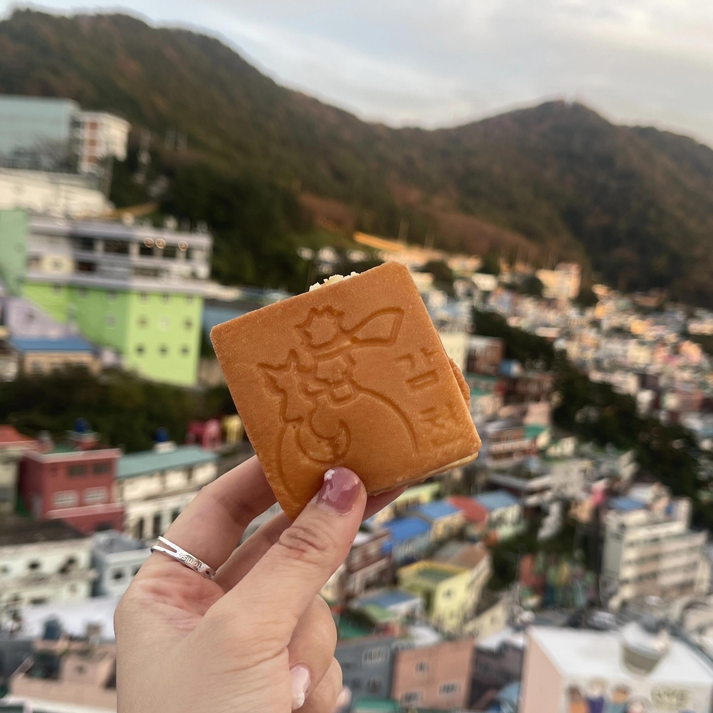 
                        探索韓國釜山的童話世界：甘川文化村???追尋童話夢境，我踏入了韓國釜山色彩斑斕的甘川文化村????這里的建筑如同彩虹般絢爛，層層疊疊，猶如夢幻般的小王國??當(dāng)夜幕低垂，燈火通明的村落仿佛點(diǎn)亮了整片星空，熠熠生輝???與小王子雕像并肩坐著，俯瞰這片充滿浪漫氣息的村莊，心靈得到了最純粹的慰藉??????#釜山必去 #韓國釜山 #甘川文化村探索 #童話村落 #釜山游記 #小王子的家??出行小貼士：乘坐地鐵1號(hào)線至土城站，從1號(hào)出口步行即可抵達(dá)，或者選擇打的直達(dá)甘川文化村，方便快捷！?????