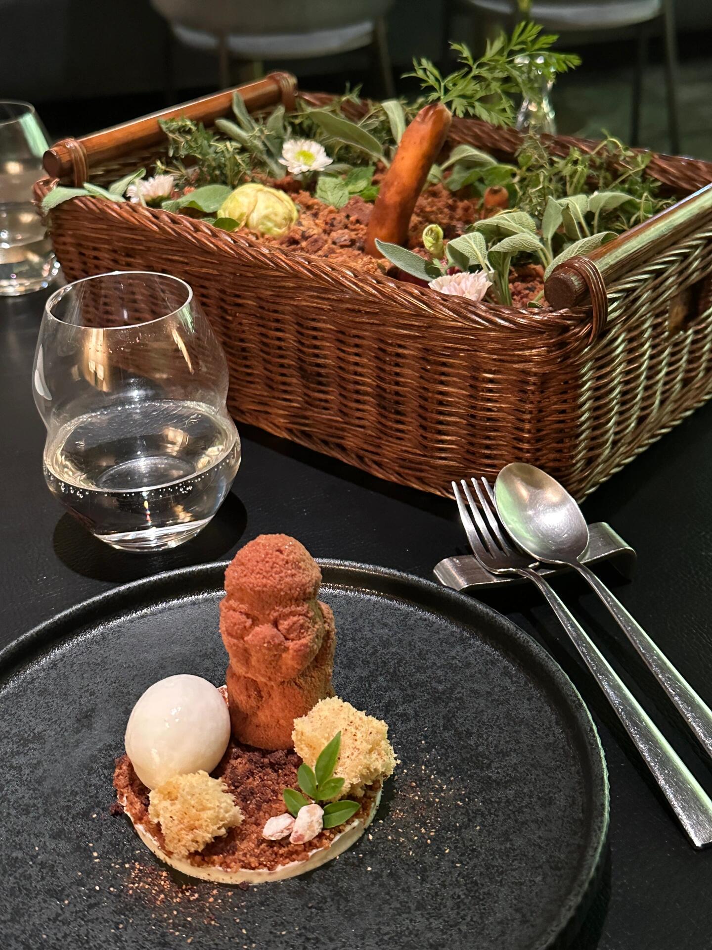 
                        ??首爾必打卡米其林二星餐廳JUNGSIK美食之旅????開啟我的韓國美食日記??追尋星光的腳步，這次和閨蜜來到了首爾的一家超人氣米其林餐廳?JUNGSIK ???，提前一個月預(yù)定成功！（超順利的說??）店內(nèi)座位滿滿，人氣爆棚！味蕾體驗??：亞洲人的味道在米其林的光環(huán)下閃耀獨特的韓式風(fēng)味，泡菜的酸爽，高級版的紫菜包飯，笑cry??升級主菜選擇了韓牛（額外?30000韓幣）甜品環(huán)節(jié)??：清新的橘子sorbet，濟州島石頭人巧克力（甜蜜的負(fù)擔(dān)??）馬卡龍作為壓軸（實在是吃不下啦??）預(yù)約小貼士??：官網(wǎng)直接預(yù)約或下載catchtable APP預(yù)訂需繳納20w韓元押金人均消費31w韓元（選擇韓牛后，不然是28w）性價比高，歐洲米其林不在話下，首爾美食探店必試！地點??：???附近11 Seolleung-ro 158-gil, Cheongdam-dong, Gangnam-gu, Seoul吃飽了還可以在附近逛逛，完美的消食計劃??#首爾美食 #首爾探店 #米其林二星 #浪漫生活的記錄者 #首爾攻略 #氛圍感餐廳