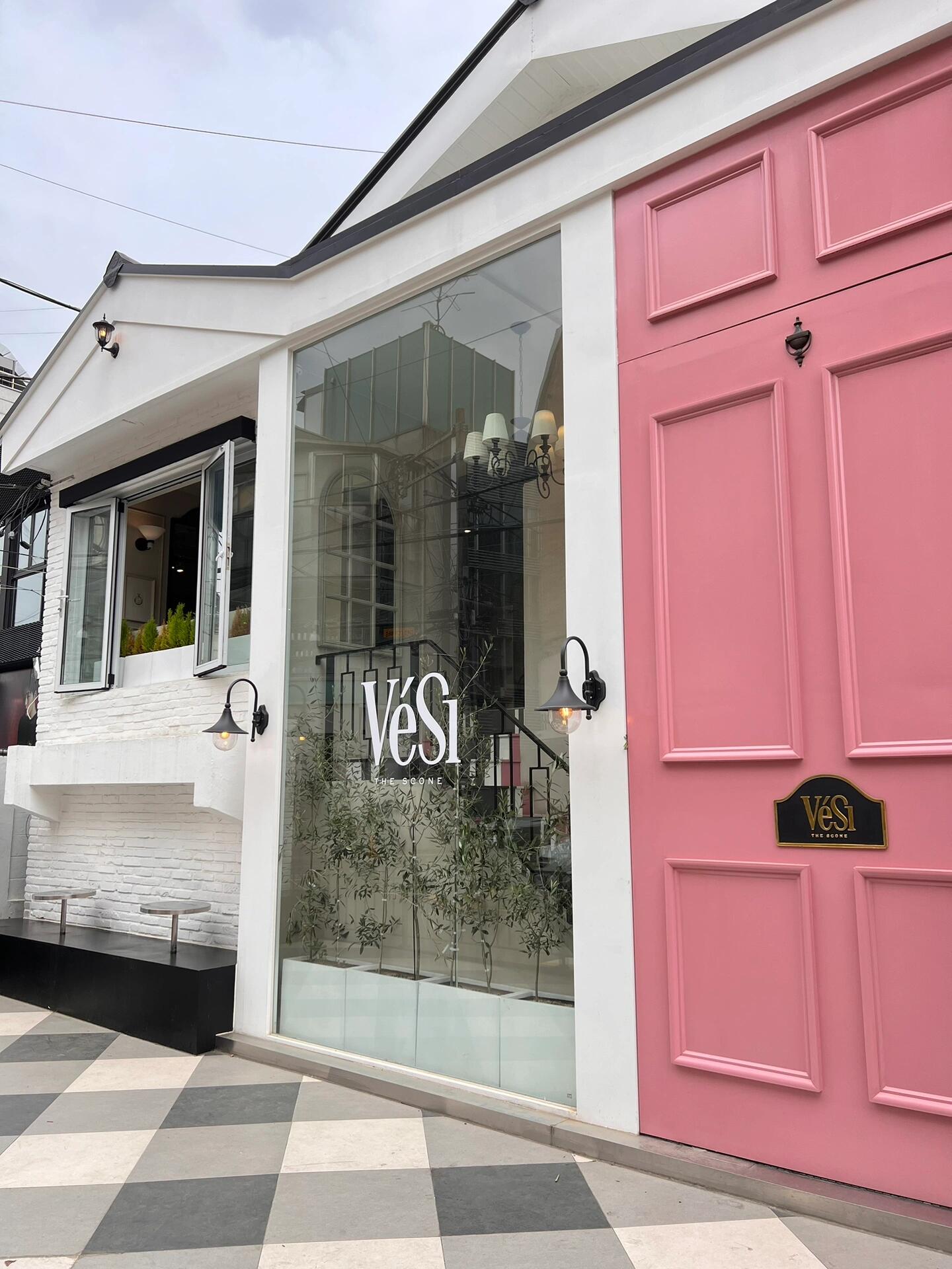 
                        ???? 在這家韓國甜品屋，甜蜜時光不停歇！??今天要和大家分享一個超級美麗的秘密基地，那就是位于狎鷗亭Rodeo的一家咖啡廳，這里不僅是咖啡愛好者的天堂，還是購物達(dá)人的夢想之地！???這家咖啡廳的美，簡直讓人想要一直待在這里，不僅是視覺上的享受，連味蕾都能得到滿足！???我發(fā)現(xiàn)，這里不僅是我一個人的心頭好，連韓國的時尚博主們也會來這里拍攝時尚單品，可見這家店的魅力有多大！通常對于這種高顏值的店鋪，我都會忍不住加上濾鏡，但這里的司康，真的是無需任何修飾就超級美味！??作為一個咸食愛好者，我選擇了奶油蔥司康，那簡直是味覺的盛宴！脆脆的蔥花、柔軟的奶油、還有一點都不甜膩的司康，每一口都讓人忍不住贊嘆！?????? ? ?????? ??? ???164? 35#韓國咖啡店 #韓國咖啡廳 #韓國探店咖啡廳 #韓國網(wǎng)紅店 #韓國網(wǎng)紅打卡地 #韓國甜品 #韓國甜品店 #甜品控 #司康控 #手作司康