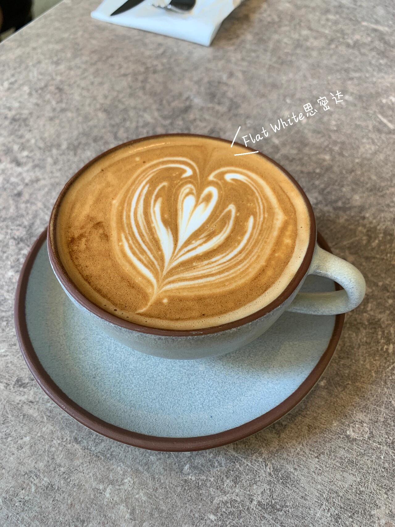 
                        ????最道地的澳式早午餐Brunch體驗如果問我說我最懷念澳洲的什么不需要0.1秒的思索當(dāng)?shù)氐脑缥绮虰runch 無誤在首爾探店多回, 韓漂8年之際..終于??找到了??從menu設(shè)計-menu選項-視覺-擺盤-味覺無一不到位, 看官請左刷有圖有真相實在無法通過文字轉(zhuǎn)達(dá)我的感動和激動非常道地！炸好吃！每個配料都有各自的層次感！咖啡也好喝！會再回來吃吃別的推薦&這次吃了?? French Toast?? Smashed avocado with sautéed mushrooms & poached egg先來一些大家會想知道的情報- 周末必排隊- 周末限定用餐時間1小時(出餐很快)- 可以帶寵物- 現(xiàn)場寫名預(yù)約(喊名字入場)- 店名：漢南洞Summer Lane ????- 價位：??兩個人吃個早午餐噴了?50,000++但都值得因為滿足了我多年來的思念澳洲的早午餐之所以讓我迷戀是因為它們早午餐的搭配和作法當(dāng)然還有chef的實力會讓所有在盤子里的配料成一體互相加分讓整盤配料充滿味蕾上的驚喜各自發(fā)揮自己的特色說同一件事而不是包和蛋和菇是各自在一個盤子里各自講著自己的事！好像有點夸張了??但澳洲Brunch真的是我目前天花板可媲美創(chuàng)意料理和無國界料理-在墨爾本上大學(xué)的時候每周跟小伙伴相約的早午餐時光是我大學(xué)時期唯一值得回味的樂趣??對那時候的我們來說澳洲真的炸無聊只能每周探店一家cafe吃個早午餐解恨可惜那時候太年輕不懂咖啡的美只依稀記得咖啡比別的地方不難喝希望可以趕快去一趟????好好回味一下#首爾探店 #brunch #漢南洞 #梨泰院 #早午餐