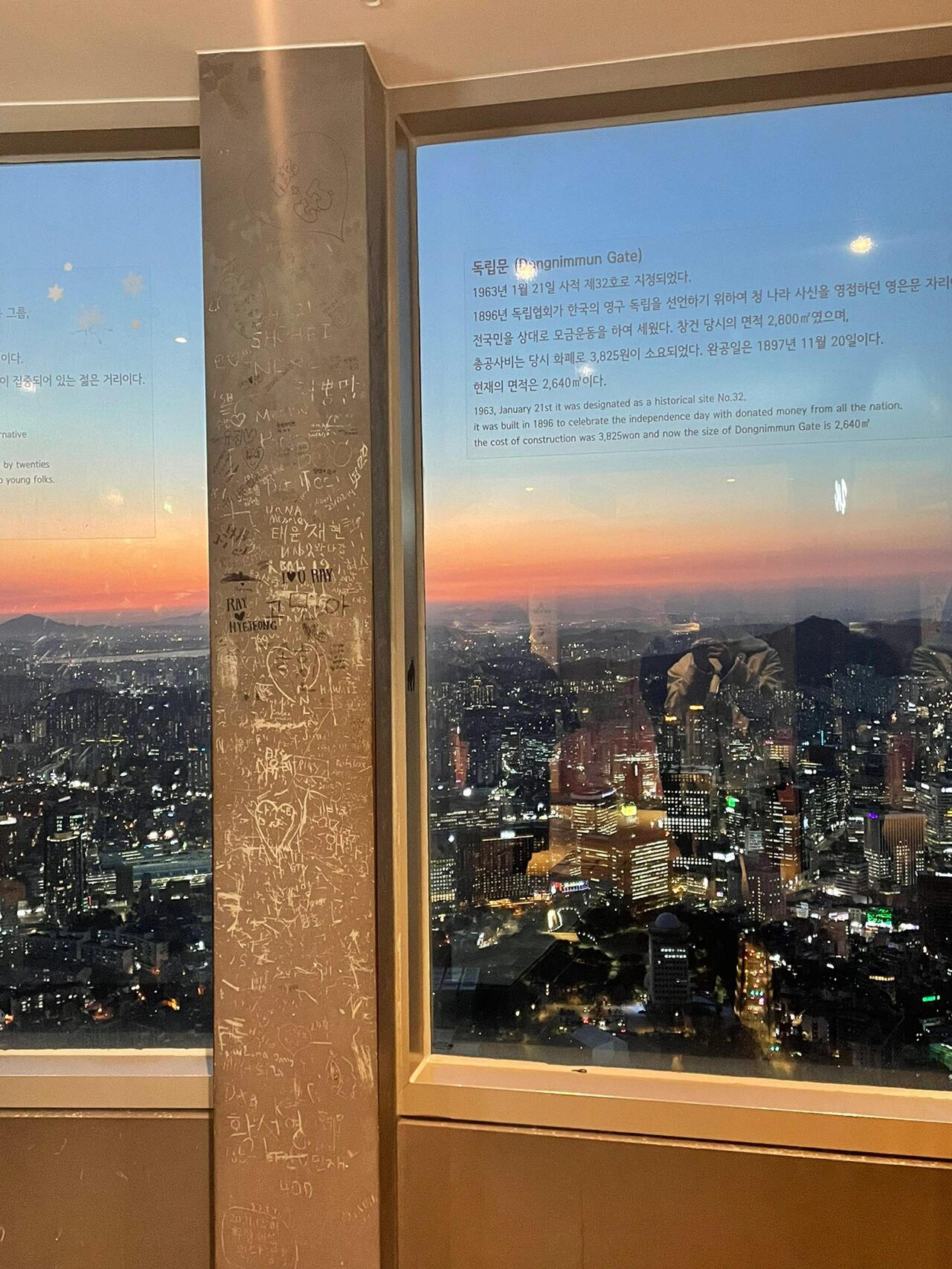 
                        韓國????首爾約會圣地！夜景絕美南山塔！#旅途中的美景 ????春天的腳步輕輕地走進(jìn)首爾，南山塔等著你來打卡！櫻花盛開的季節(jié)，夕陽西下，南山塔的美景簡直讓人心動。雖然它是情侶的天堂，但單身的朋友們也別錯過，一個人也能享受登高望遠(yuǎn)的快樂！【南山首爾塔】????????門票原價16000韓元（約合90元人民幣）在韓游網(wǎng)，你只需59元人民幣就能暢游（具體取票方式滑到圖5查看）??地址：首爾市龍山區(qū)南山公園路龍山洞2街1-3?營業(yè)時間：10:00-22:00（21:00停止檢票）??交通：乘坐地鐵4號線到明洞站3號出口，可選擇坐纜車上山，或者乘坐2/3/5路南山循環(huán)巴士直達(dá)塔下樓層詳情請見圖4塔上有各種網(wǎng)紅打卡點，彩虹冰淇淋??、手工漢堡??、旋轉(zhuǎn)餐廳???、咖啡廳?等，是約會的完美地點~??最佳觀景時間：選擇晴朗的傍晚，夕陽的美景會讓你難以忘懷！想知道更多關(guān)于南山塔的信息，就在評論區(qū)給我留言吧！記得關(guān)注+收藏，跟著小游一起，不迷路，一起探索更多韓國美景！????#韓國旅行 #韓國自由行 #韓國南山塔 #首爾南山塔 #韓國必去景點