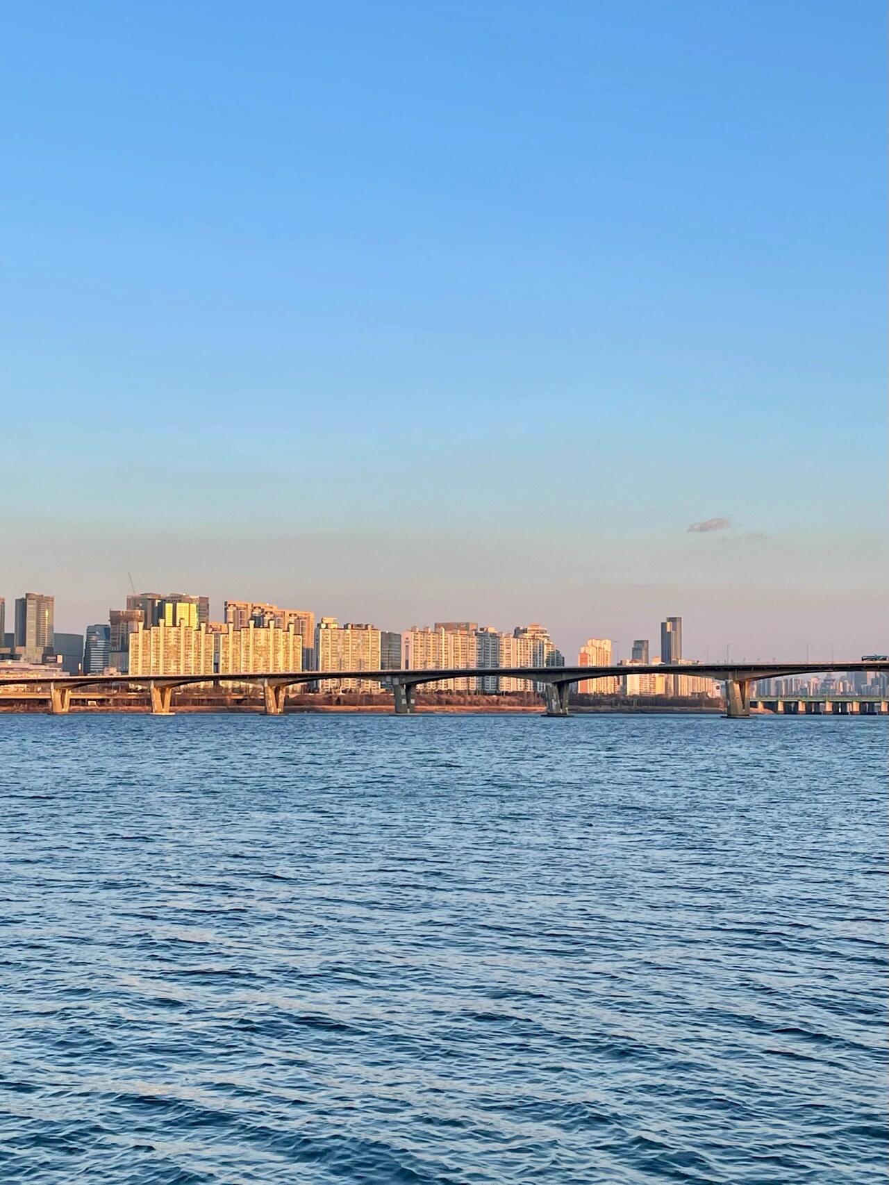 
                        ????汝矣島漢江公園｜冬日面條享宴??????????? 3號出口一走出地鐵，漢江的景色就撲面而來。原本計劃賞日落，卻因為站錯了方向，錯過了那一刻。不過，在寒風(fēng)中江邊拍照也別有一番風(fēng)味，之后便迫不及待地奔向了美食的懷抱。登上船只，首先點了份酥脆炸雞，等待間隙，順手購買了拉面，自己動手煮著吃。江風(fēng)凜冽，但熱騰騰的面條和炸雞的香氣，讓人暫時忘卻了寒冷?？焖俪酝辏еＯ碌恼u回家，繼續(xù)我的美食之旅。拉面（結(jié)帳時附贈煮面碗）3500韓元生雞蛋 700韓元年糕香腸 2500韓元????炸雞 19000韓元#首爾漢江 #韓國美食 #冬季旅行 #汝矣島風(fēng)光 #美食探店 ????????