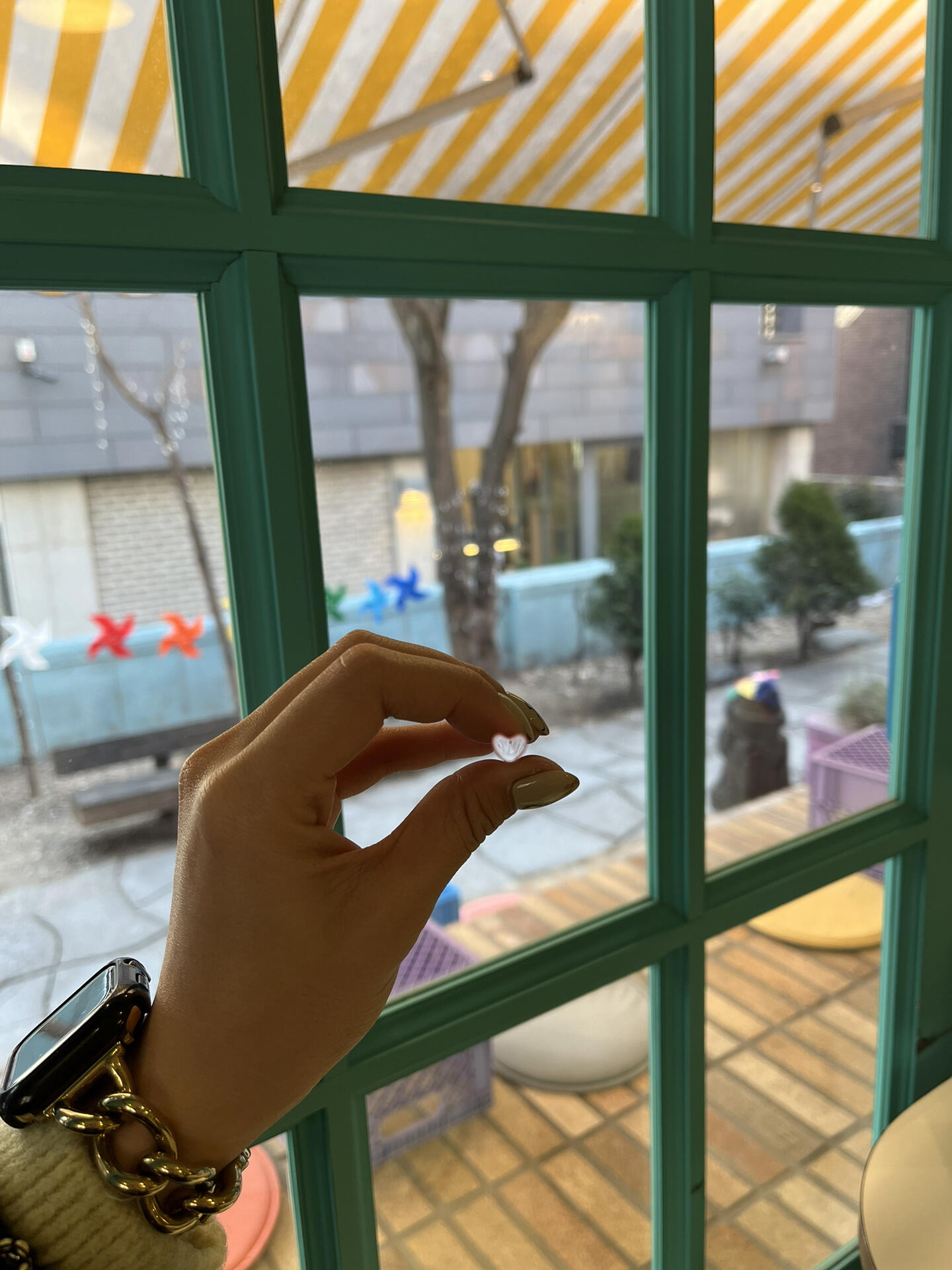 
                        ??首爾弘大超萌咖啡館體驗????偶遇這家店，初看還誤以為是個童話世界???靠近一探究竟，竟是一家超可愛的咖啡館！少女心爆棚的裝潢，讓人仿佛置身夢幻泡泡中????而且，從弘大步行過來也超級便捷哦！#韓國 #弘大 #首爾 #咖啡館 #下午茶 #旅行