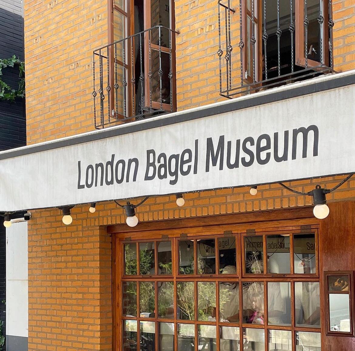 
                        首爾London Bagel Museum ?????終于輪到我可以去嘗嘗韓國這家超人氣貝果了！??開店前半小時到，人潮已經(jīng)排成長龍了呢！??幸運地拿到了42號?。ㄐ≠N士：外國朋友們，如果你們沒有韓國電話，店員會幫忙的，只需拍下號碼就行????）等待的時候，我去旁邊的貼紙相機(jī)玩了一下??回來的時候，剛好輪到我們了，真是時機(jī)剛剛好??我們點了經(jīng)典的鹽奶油和火腿夾奶油貝果，兩個都超級美味...還額外加了大蒜醬??蕃茄濃湯也是大推薦哦！??總之～作為一個貝果lover，我超級滿足??????地址：狎鷗亭羅德奧5號出口，走五分鐘就到啦！#首爾 #首爾咖啡廳 #倫敦貝果 #咖啡 #cafe #brunch #狎鷗亭探店 #狎鷗亭咖啡廳 #探店