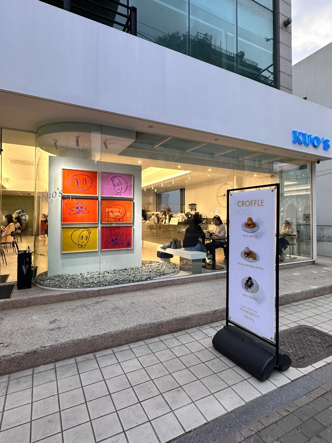 
                        ???97line美食探店日記 | 韓國首爾必打卡??偶遇驚喜?漫步在狎鷗亭，這個只要你的錢包夠鼓就能盡情享受的好去處，逛累了腳步沉重，隨手打開naver地圖，竟然發(fā)現(xiàn)權(quán)順榮曾經(jīng)打卡的咖啡館就在附近，而且人還不多，不用等位。最喜歡這種一個人也能自在的咖啡館，可以邊喝咖啡邊開電腦、玩手游，完全不拘束，對I型人格超友好（這點超重要??）附近的這家烤肉店口碑爆棚，帶著隨便吃點的心態(tài)排了隊，坐下才發(fā)現(xiàn)原來是97line不久前光顧的熱門店鋪，還有粉絲專屬menu。雖然我對食物有所堅持（畢竟吃了也不會成為珉奎或柾國的朋友??），但還是點了自己想嘗試的。豬皮Q彈不膩，配上蒜香在口中化開，腦中小精靈立刻燃起煙花，確認(rèn)這是我人生中的第一！結(jié)論是，不推薦大家來，這樣我下次來就能少排隊了??#旅行中的地道美食 #我和這家店有故事 #熱氣騰騰的三餐 #首爾美食 #首爾探店 #狎鷗亭餐廳 #狎鷗亭探店 #狎鷗亭咖啡廳 #seventeen #HOSHI同款 #97line同款打卡