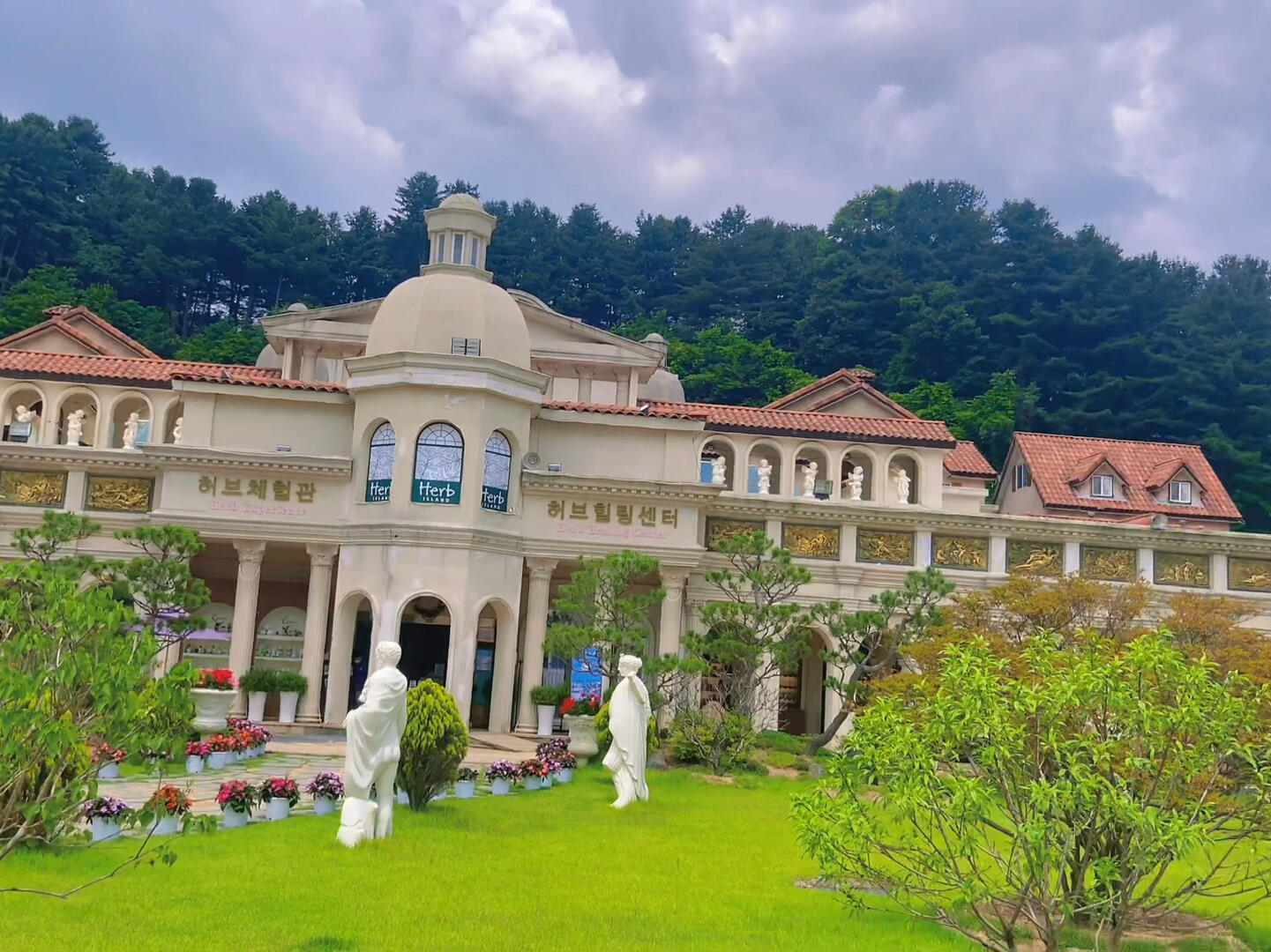 
                        ????韓國蕞美植物園,愛麗絲夢游仙境一般??去年薰衣草盛開的季節(jié)我去了這個超美的植物園。草長鶯飛的季節(jié)又到了,來給大家回憶試分享一下，沒有去過的朋友今年可以看過來哈哈這個植物園是我在韓國見過的蕞美的植物園了，美哭??(有更美的可以告訴我)，里面很大，晚上有霓虹燈，還有一些因季節(jié)不同而不同的活動和擺設(shè)，轉(zhuǎn)一圈出來真的是愛麗絲夢游仙境了。植物真的超美，有很多沒見過的，也有很多大型的一看就很貴的那種哈哈(比如茶樹，芙蓉，仙人掌??等)。還有很多草本植物(比如菊花，薰衣草花田)，然后有些加工成各種商品銷售，比如香水，香皂，香油，薄荷味口罩等…干了的花植物會被做成裝飾??。夏天的話還有薰衣草冰淇淋??賣，紀(jì)念品商店也可以去淘一淘。里面還有一些歐式餐廳??，價格不貴，我有在里面干飯，雖然因為疫情關(guān)門了一些，但也不影響游玩。里面還有一個很大的圣誕主題場，圣誕節(jié)左右去的話應(yīng)該是有特別活動的，除了主打歐式風(fēng)格，還有韓國以前的老建筑(比如老教室，藥鋪，韓流組合HOT, 老海報老收音機(jī)等等….)然后有一個仿的威尼斯，情侶可以去劃船???♀?，喂喂馬兒??羊兒??也是不錯的。啊….又美又好玩真是語無倫次了，大家一定要去玩兒玩兒看??地址:?????? (Herb Island)?? ??? ??? ???947?? 35.#韓國旅游 #首爾周邊游 #草本養(yǎng)生 #去看薰衣草 #薰衣草冰淇淋 #圣誕老人 #愛麗絲夢游仙境 #歐式風(fēng)格 #霓虹燈 #植物園 #仙人掌