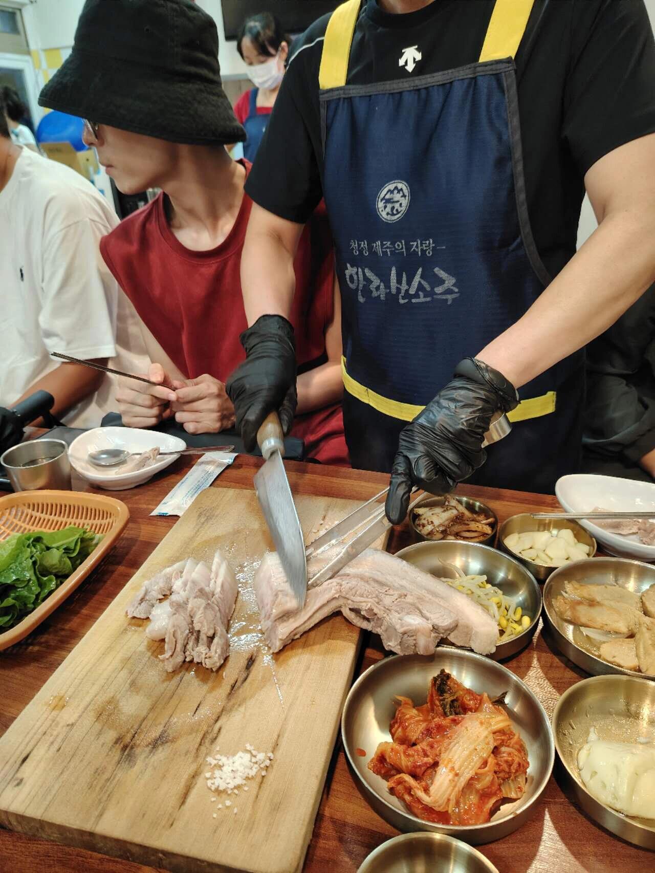 
                        西歸浦必吃美味：地道黑豬肉??探索西歸浦市場，步行向西200米，發(fā)現(xiàn)了一家令人垂涎的黑豬肉餐廳！??每份僅售6萬韓元，性價比超高！??這里的小菜可以無限續(xù)加，想想就讓人心動不已~??而且店里有位東北阿姨服務(wù)員，保證你體驗到最地道的韓式待遇！?????周圍坐滿了當(dāng)?shù)仨n國食客，這家店的正宗程度，毋庸置疑！???? 快來嘗嘗這里的黑豬肉，絕對讓你回味無窮！?#韓式烤肉 #韓餐 #西歸浦 #西歸浦探店 #西歸浦旅行 #西歸浦美食