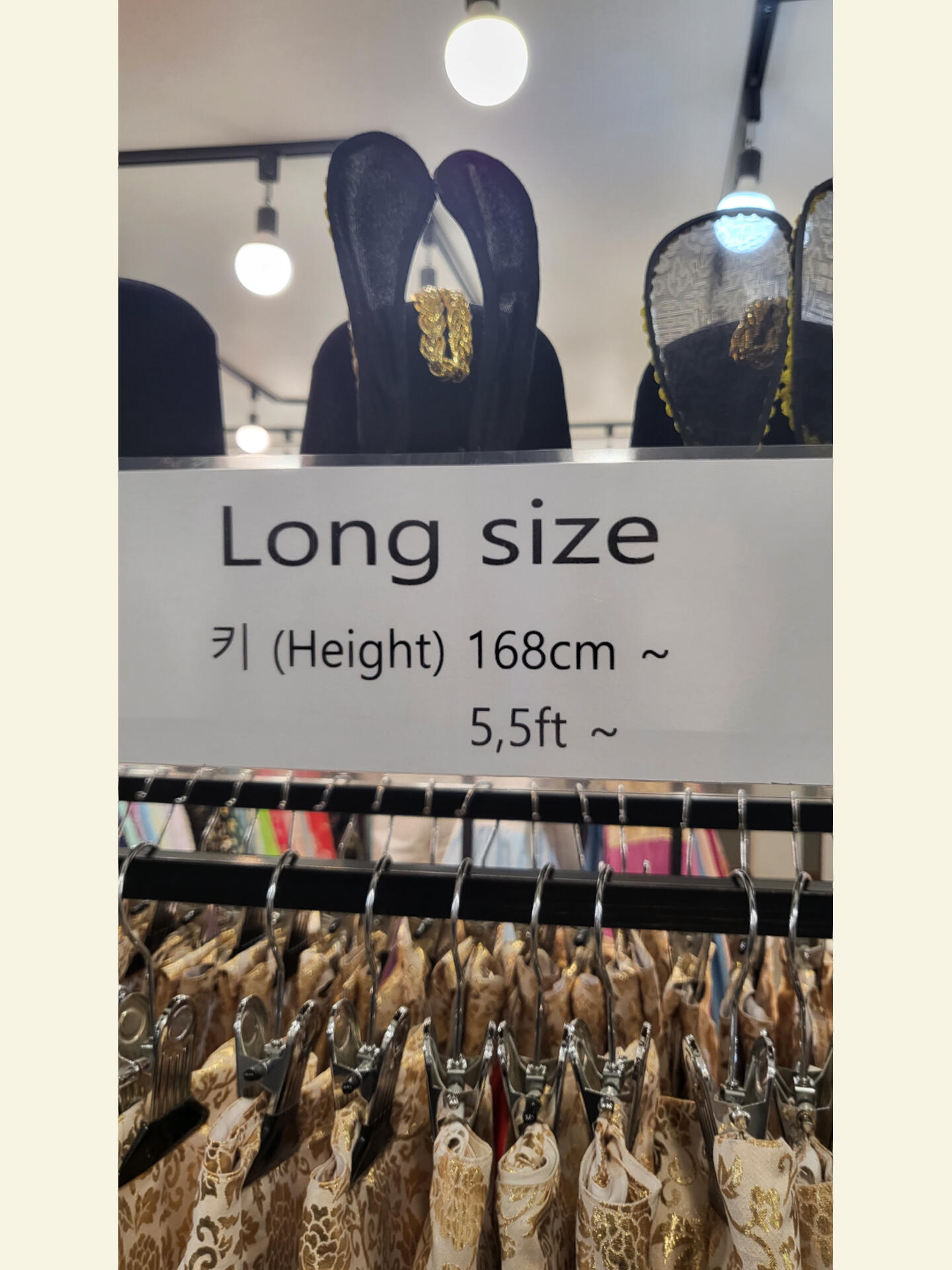 
                        景福宮????韓服體驗?大家好～?? 這里是Yes韓服，你的韓國傳統(tǒng)服飾體驗專家！??我們備有各種尺碼的韓服，從2XS到4XL，總有一款適合你！??高個子朋友也不用擔(dān)心，我們有加長版韓服等你來挑選?。信疃加心兀??想要量身定制的完美體驗，就來YES韓服吧～????營業(yè)時間：9:00～17:30（每周二打烊哦）??YES韓服的特色??1?? 所有韓服都是店長親手制作的，每件都充滿了愛心和匠心！?????2?? 環(huán)境超級干凈，每天都會清洗和保養(yǎng)客人們穿過的衣服和飾品！??3?? 提供中文、英文、韓文、日文服務(wù)，無障礙溝通！??4?? 最重要的是，店長們都超級溫柔親切，有問題隨時溝通！????體驗小tip??1?? 景福宮周二閉館，規(guī)劃行程時注意避開哦。下午五點后禁止入場，早點來玩兒更好！我們9點開門，早上人少，選擇多，9-11點最佳！????2?? 韓服種類豐富：? 傳統(tǒng)韓服2小時/1萬韓元? 高檔韓服2小時/2-3萬韓元? 王后款式2小時/3萬韓元男士款式多樣，1.7-3萬韓元/2小時。超時費用5000韓元/2小時，別忘了哦！?3?? 免費盤發(fā)服務(wù)，提供發(fā)帶、頭飾和福袋包包。其他飾品需收費，有需求就和我們說！???♀?4?? 韓服坡跟鞋出租（3000韓元），自帶鞋子也行。其他配飾自選，價格親民！??5?? 秋冬季穿白色或肉色低領(lǐng)打底，上身效果更佳！??———————————————期待每位朋友都能在這里找到樂趣，留下美好回憶！#景福宮 #韓服 #韓服體驗 ??????