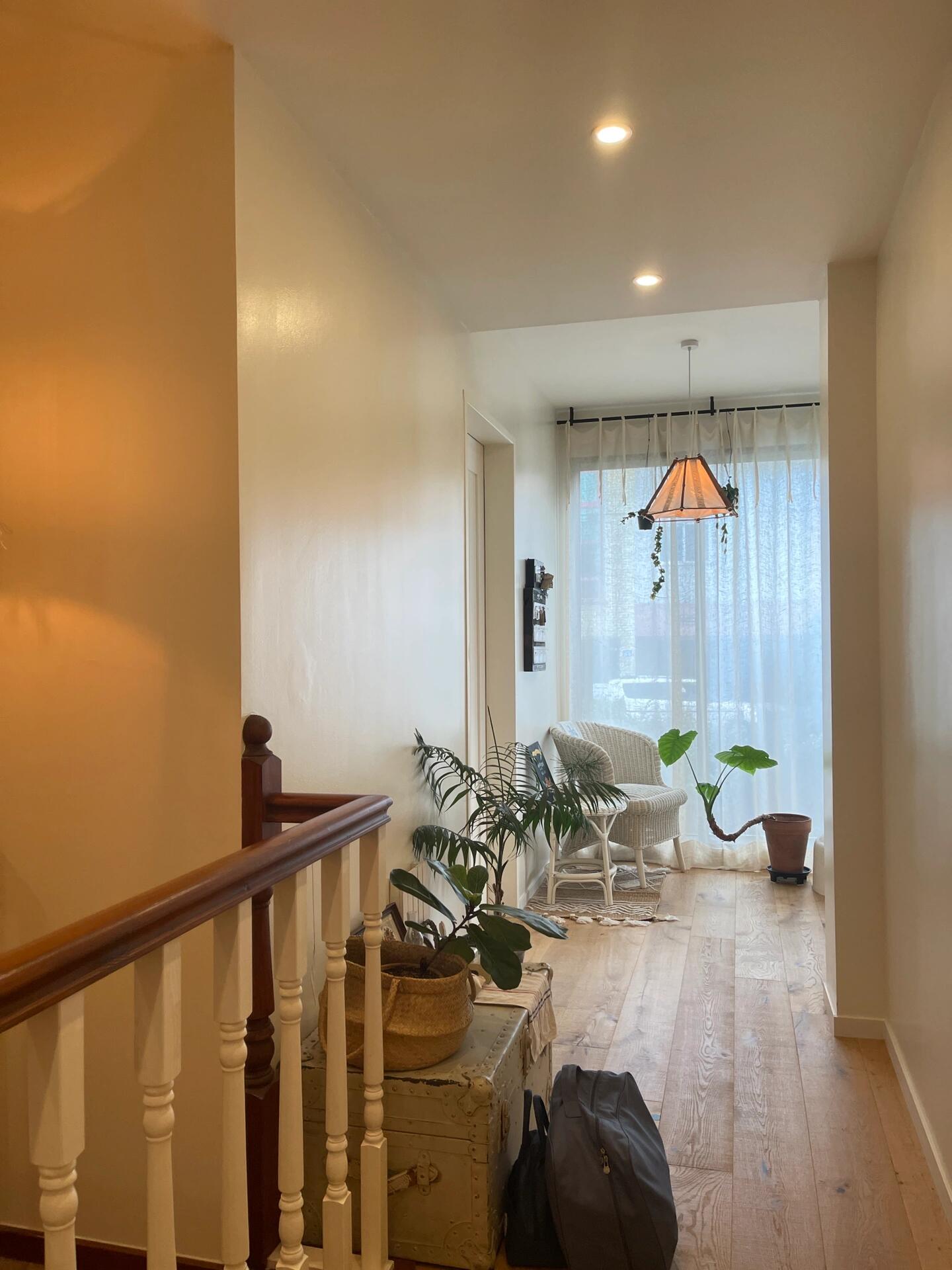 
                        ???? 必游推薦：韓國全州的迷人韓屋村 ???探索全州的心臟地帶，韓屋村等你來玩！?? 在這里，你可以盡情享受一整天的樂趣。這里是我見過最大的韓屋村，錯綜復(fù)雜的小巷子里藏著無數(shù)的神秘小店，仿佛在尋寶一般！?????韓屋村不僅有美食、服飾，還有各種店鋪，晚上營業(yè)至9點，應(yīng)有盡有！???? 想體驗韓國傳統(tǒng)風(fēng)情？租一套韓服拍照吧，大約120元兩小時，感受古風(fēng)美學(xué)！????想要進(jìn)入歷史悠久的???，門票大約20元，里面全是寬敞的韓屋，外圍則是琳瑯滿目的商鋪，無需擔(dān)心交通，是個完美的休閑好去處。?????? 住宿方面，建議提前預(yù)訂韓屋村內(nèi)的民宿，體驗真正的韓式生活。我們沒有提前預(yù)約，結(jié)果很多民宿都已滿員，幸運的是最后找到了一個干凈、舒適且價格合理的住處。（見最后的圖片）逛累了韓屋，不妨去附近的????1?~4?，那里有許多有特色的咖啡店和服飾店等你探索！???? 既然來到全州，強(qiáng)烈推薦你去附近的??，大約30分鐘車程，那里的美景絕對讓你心醉！之前有介紹過，不容錯過！????#韓國全州 #韓屋村 #韓國全州旅游 #韓國 #韓國旅游 #韓國旅行 ????????